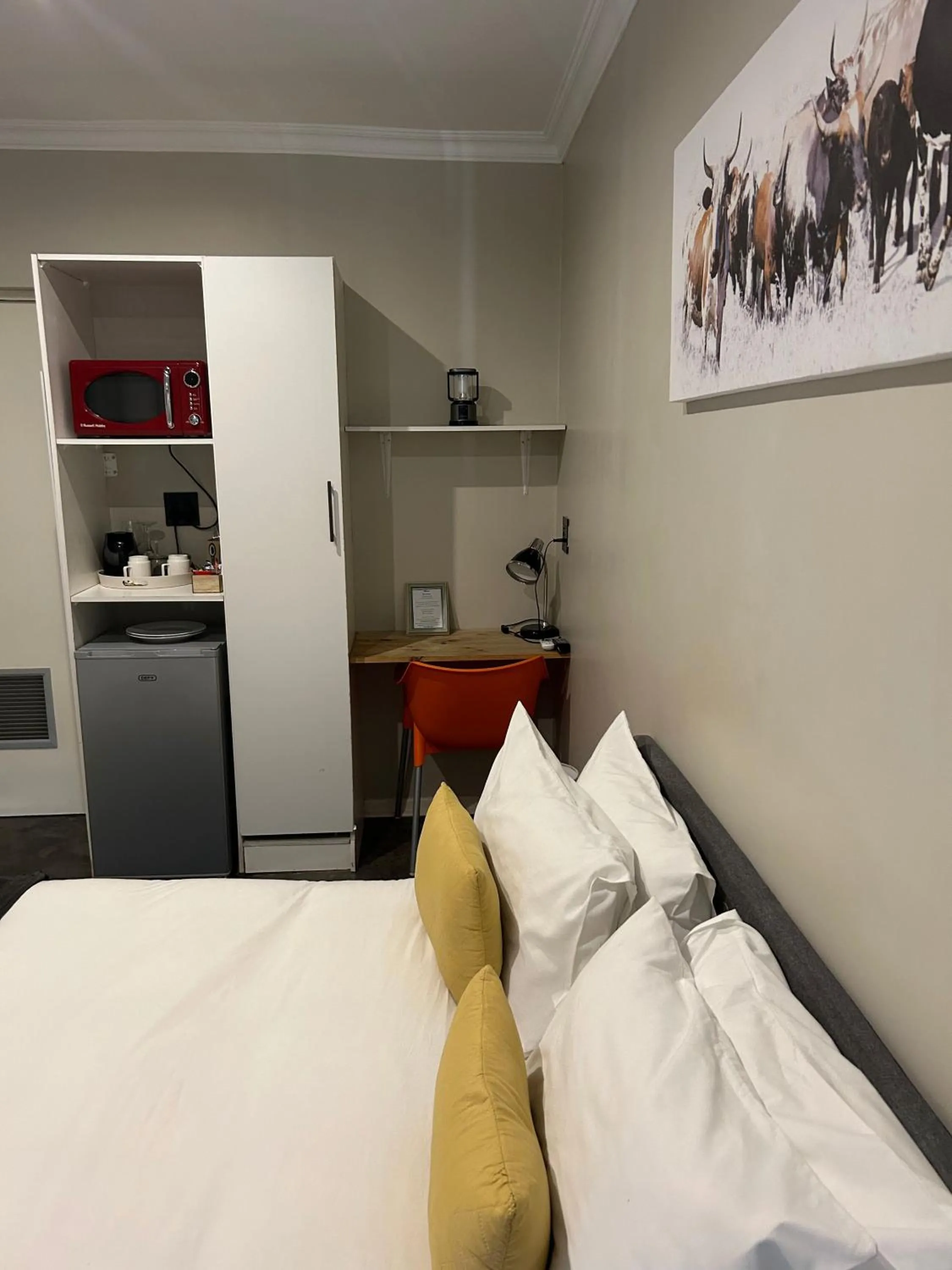 Bed in Hillsview, Roodepoort