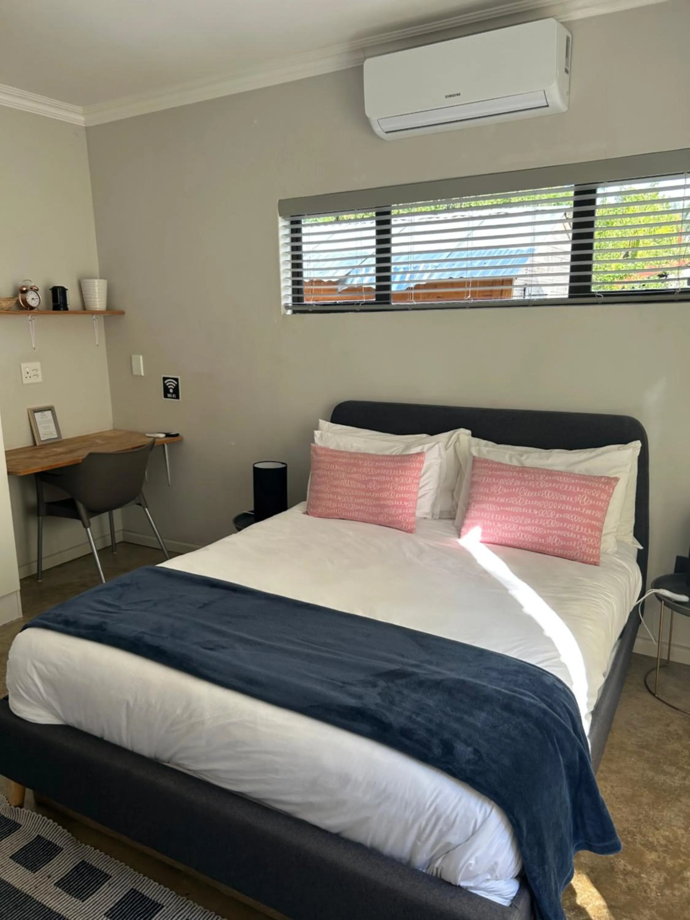 Bed in Hillsview, Roodepoort