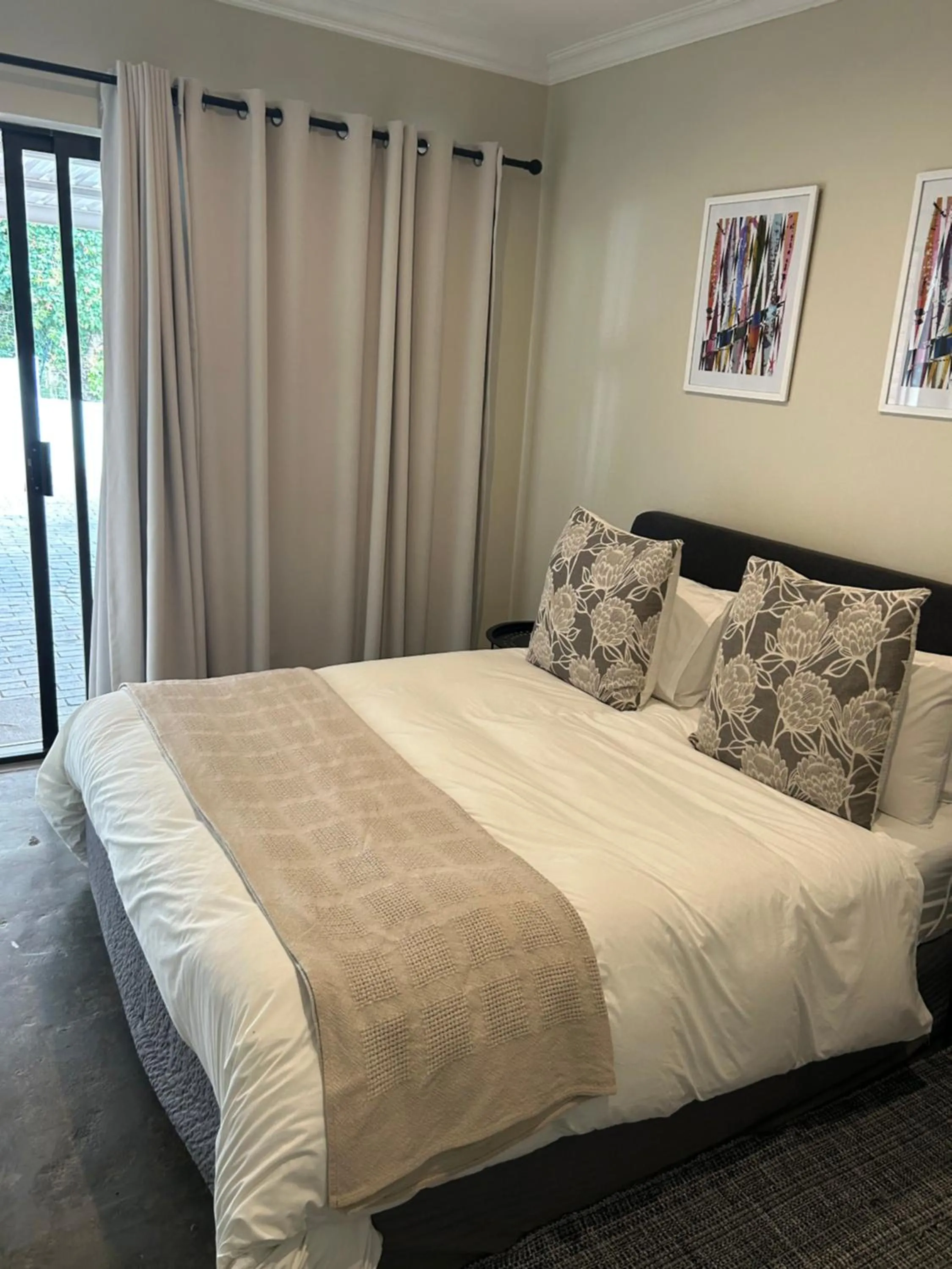 Bed in Hillsview, Roodepoort