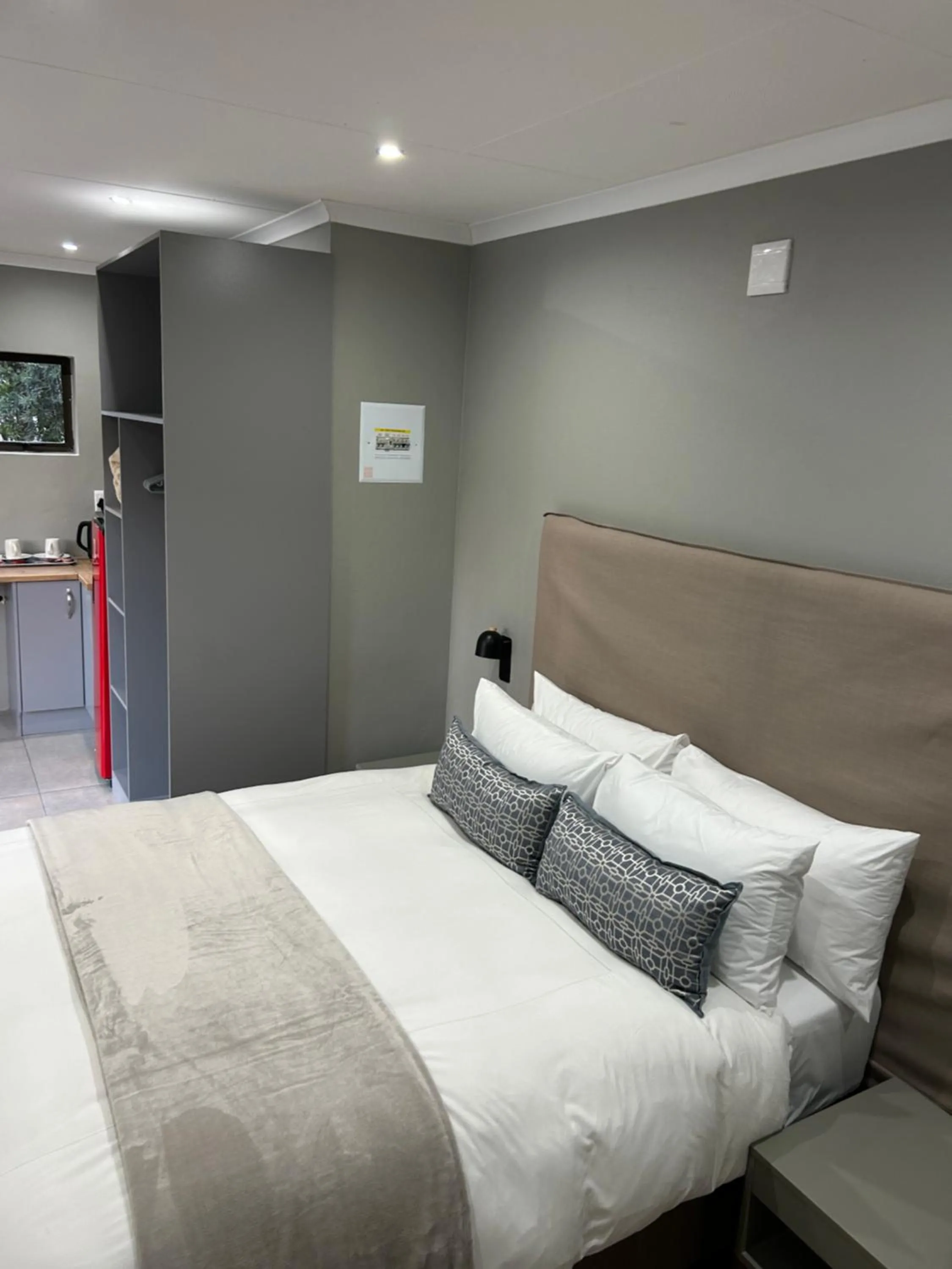 Bed in Hillsview, Roodepoort