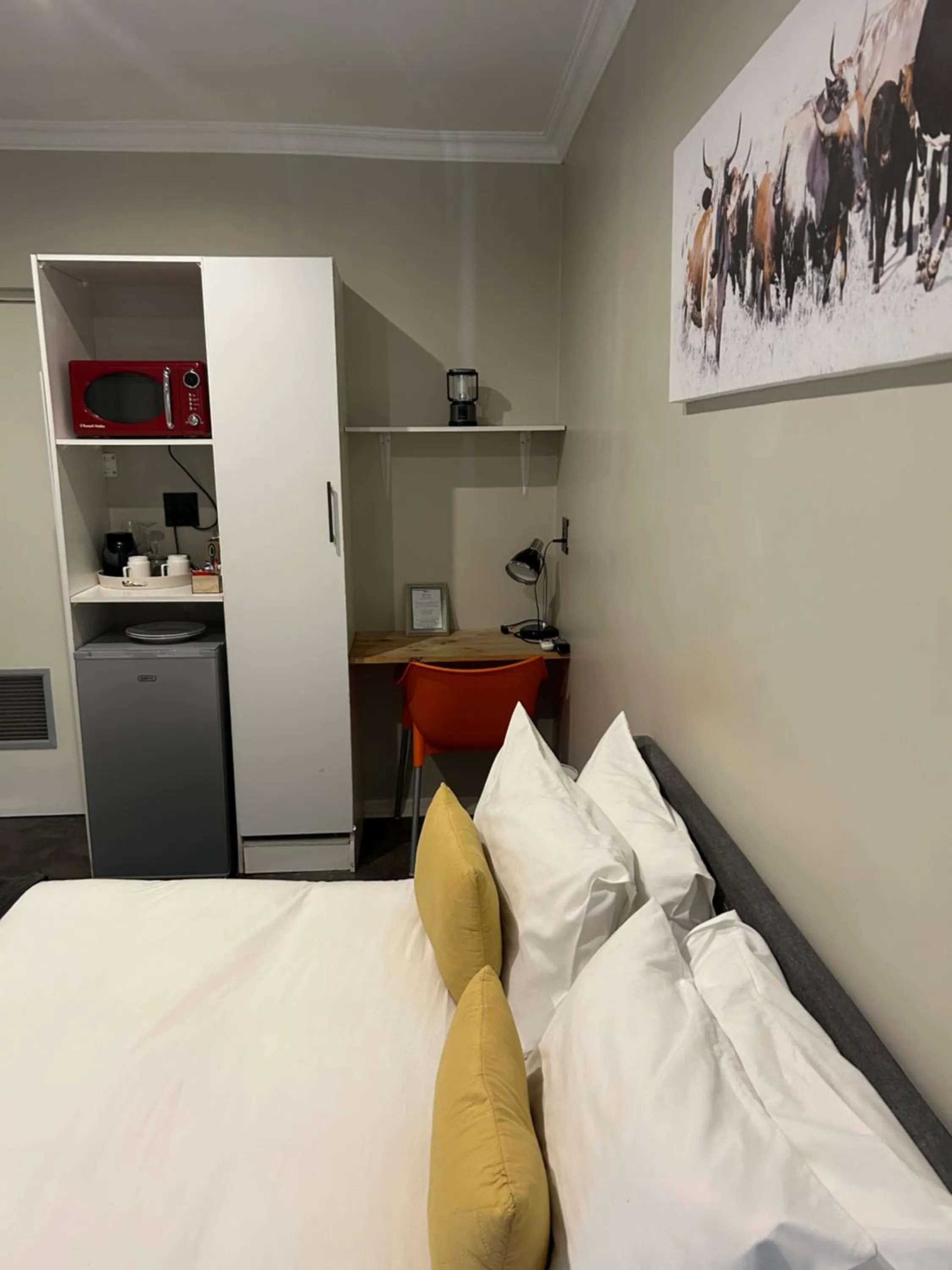 Bed in Hillsview, Roodepoort