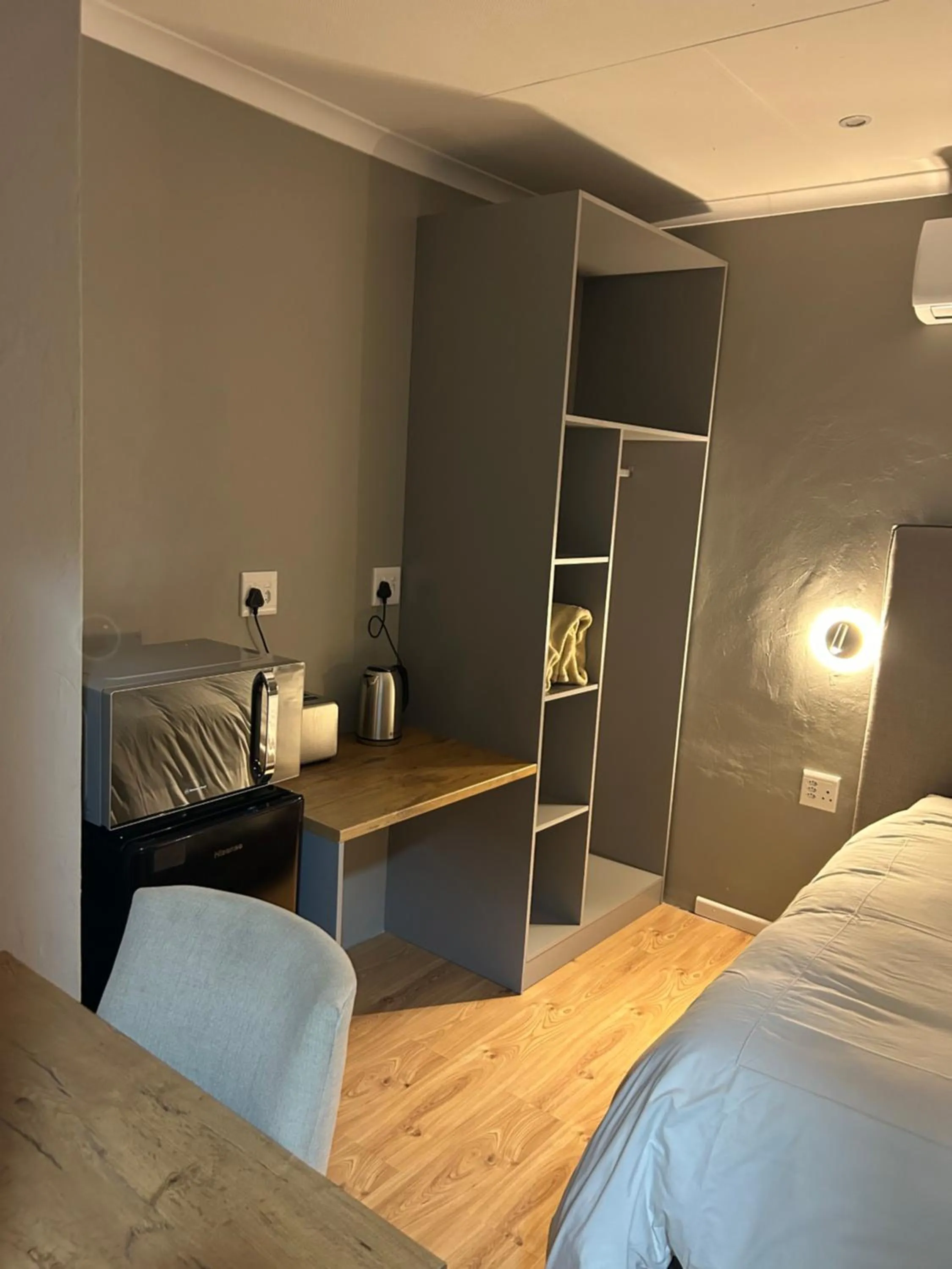 Bed in Hillsview, Roodepoort