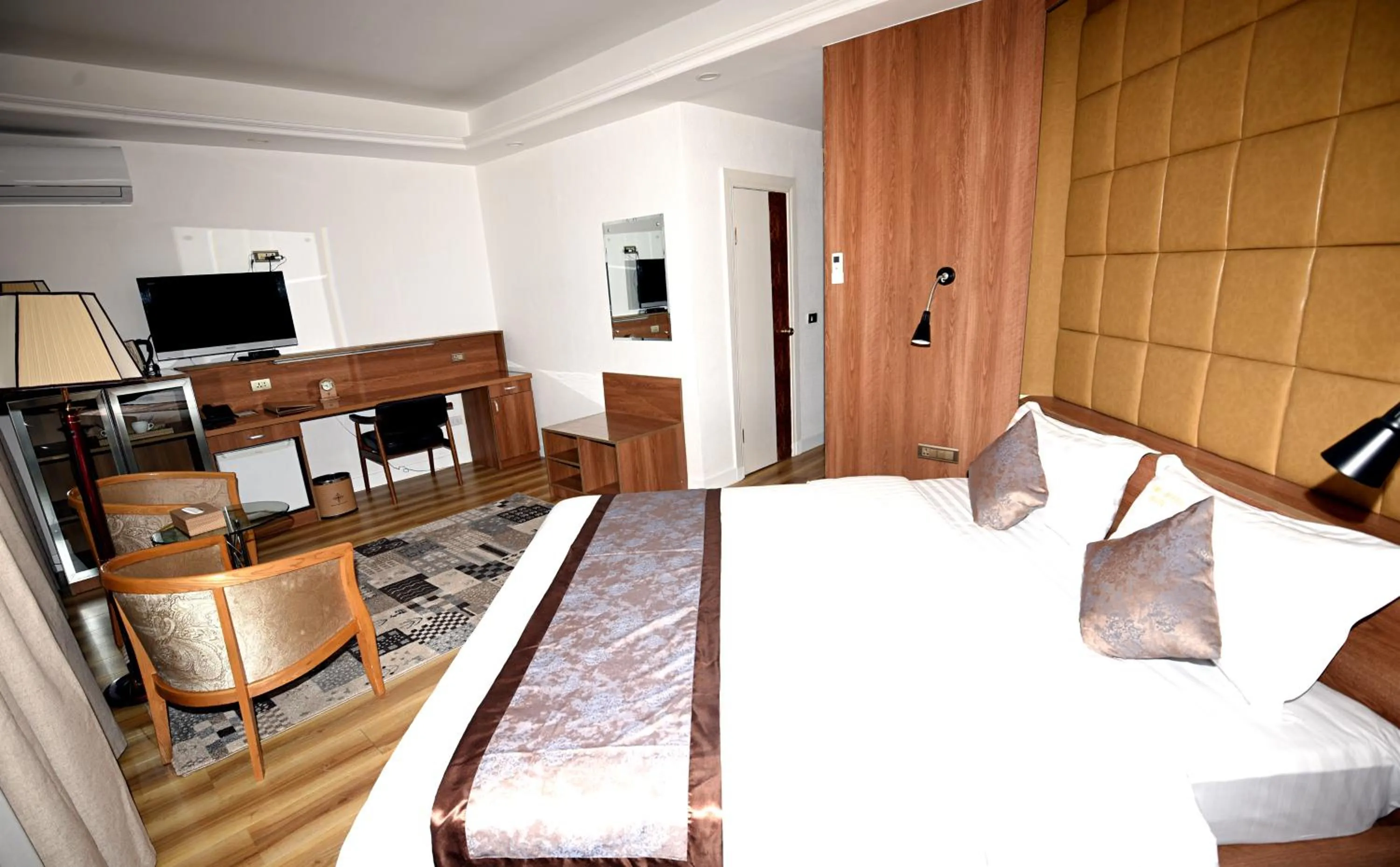 Photo of the whole room, Bed in Puma Imperial Hotel