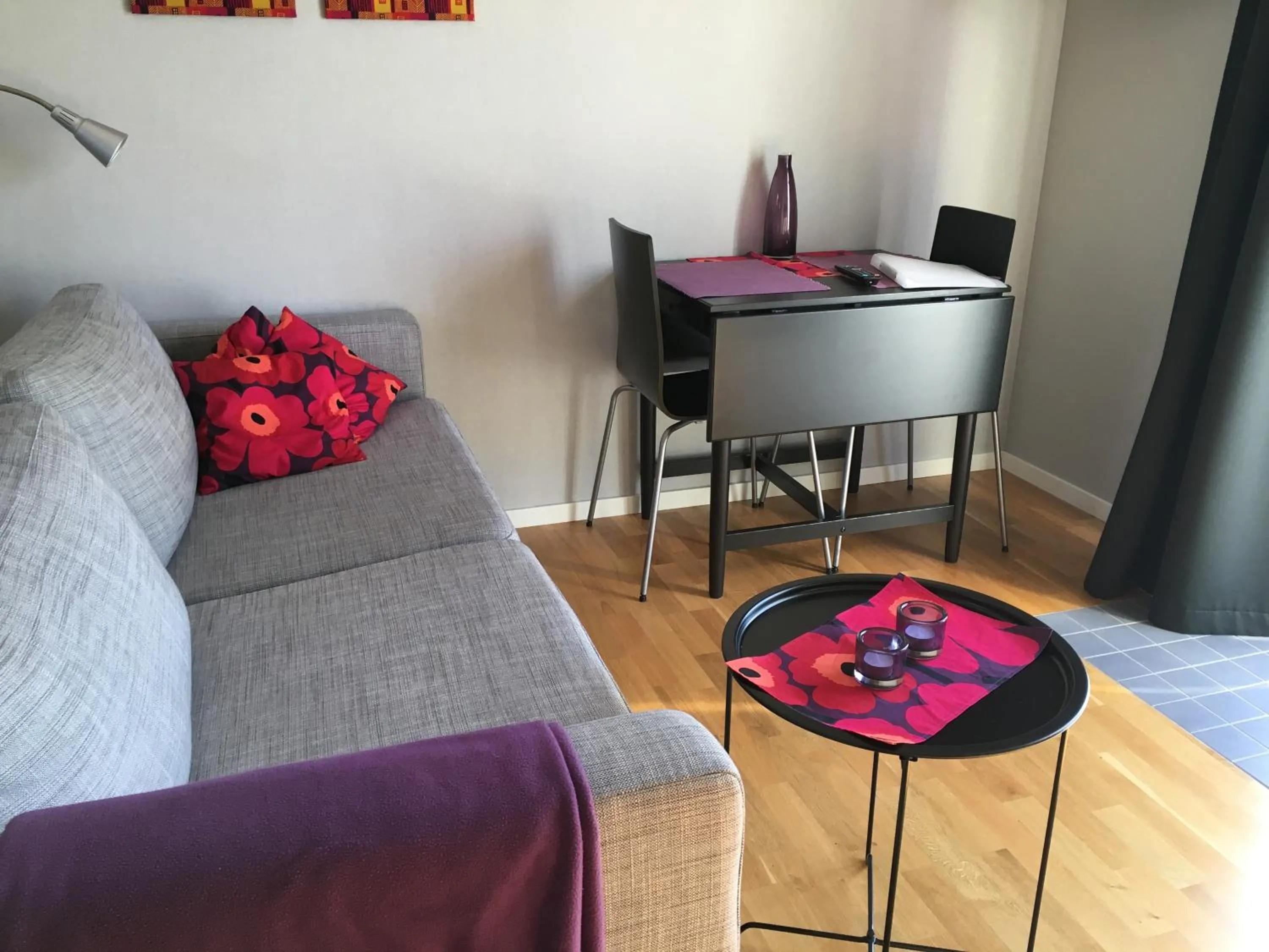 Photo of the whole room in Ljungs Fem Rum