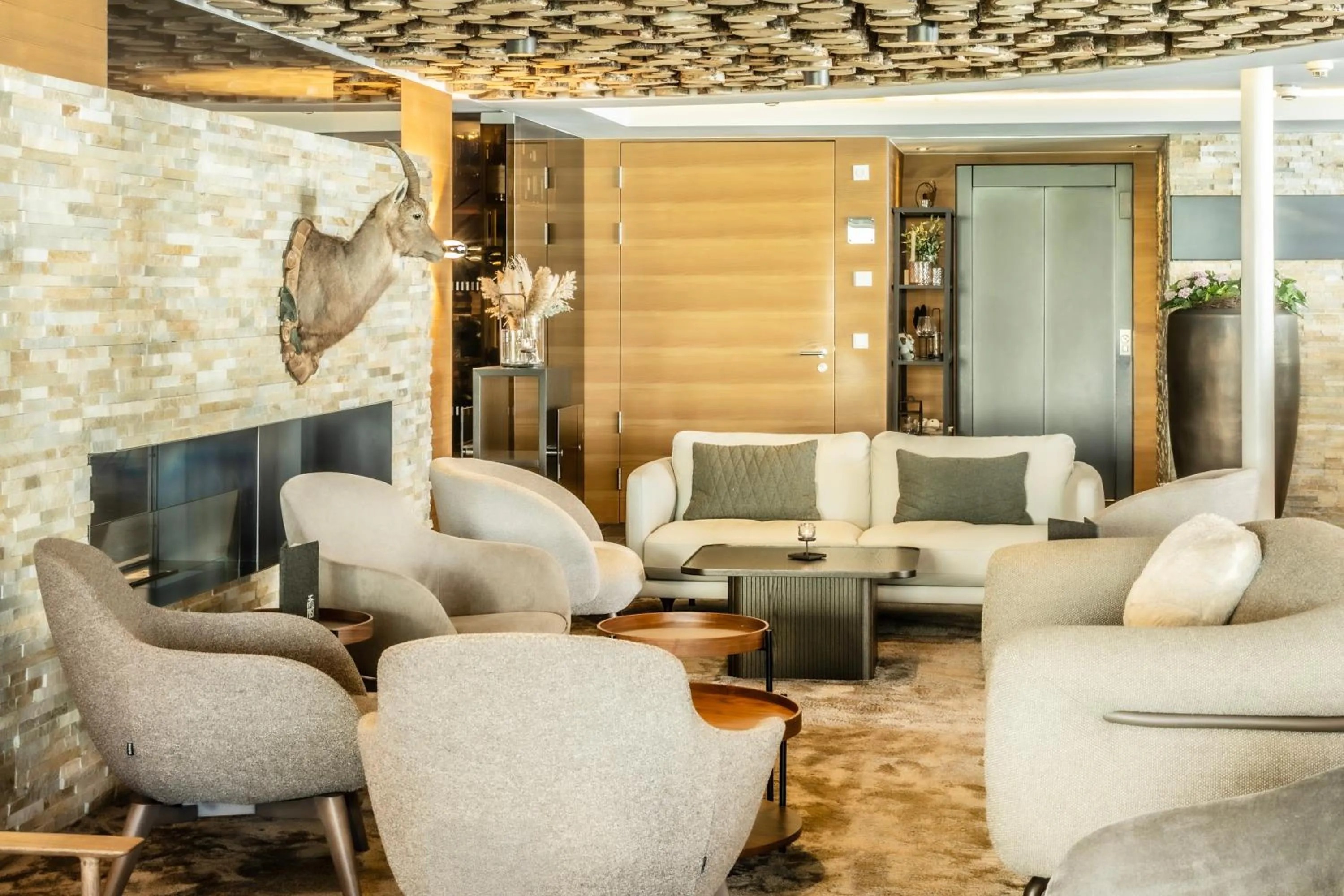 Lobby or reception in Alpen Hotel Post