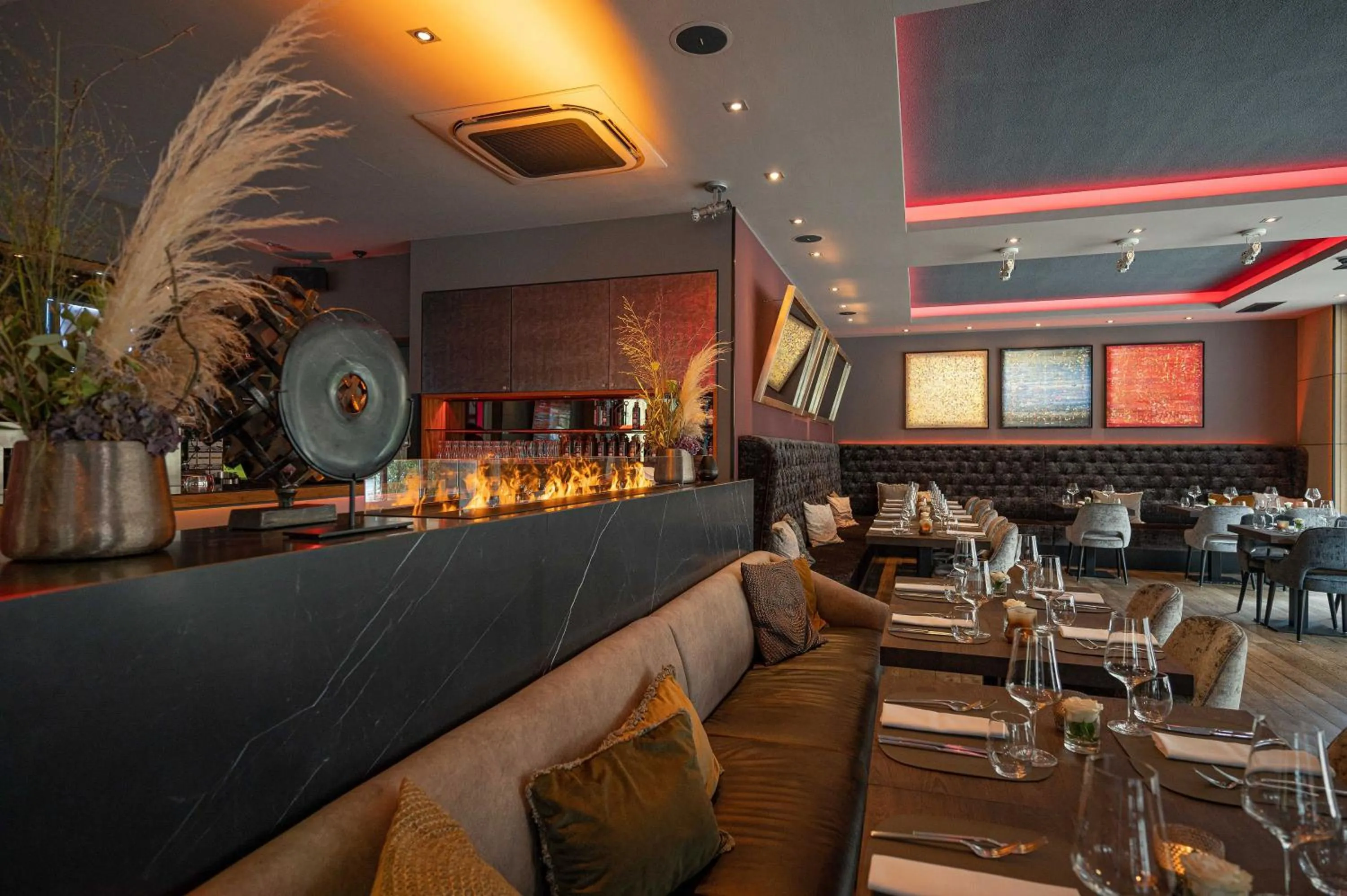 Restaurant/places to eat in Qube Hotel Bergheim