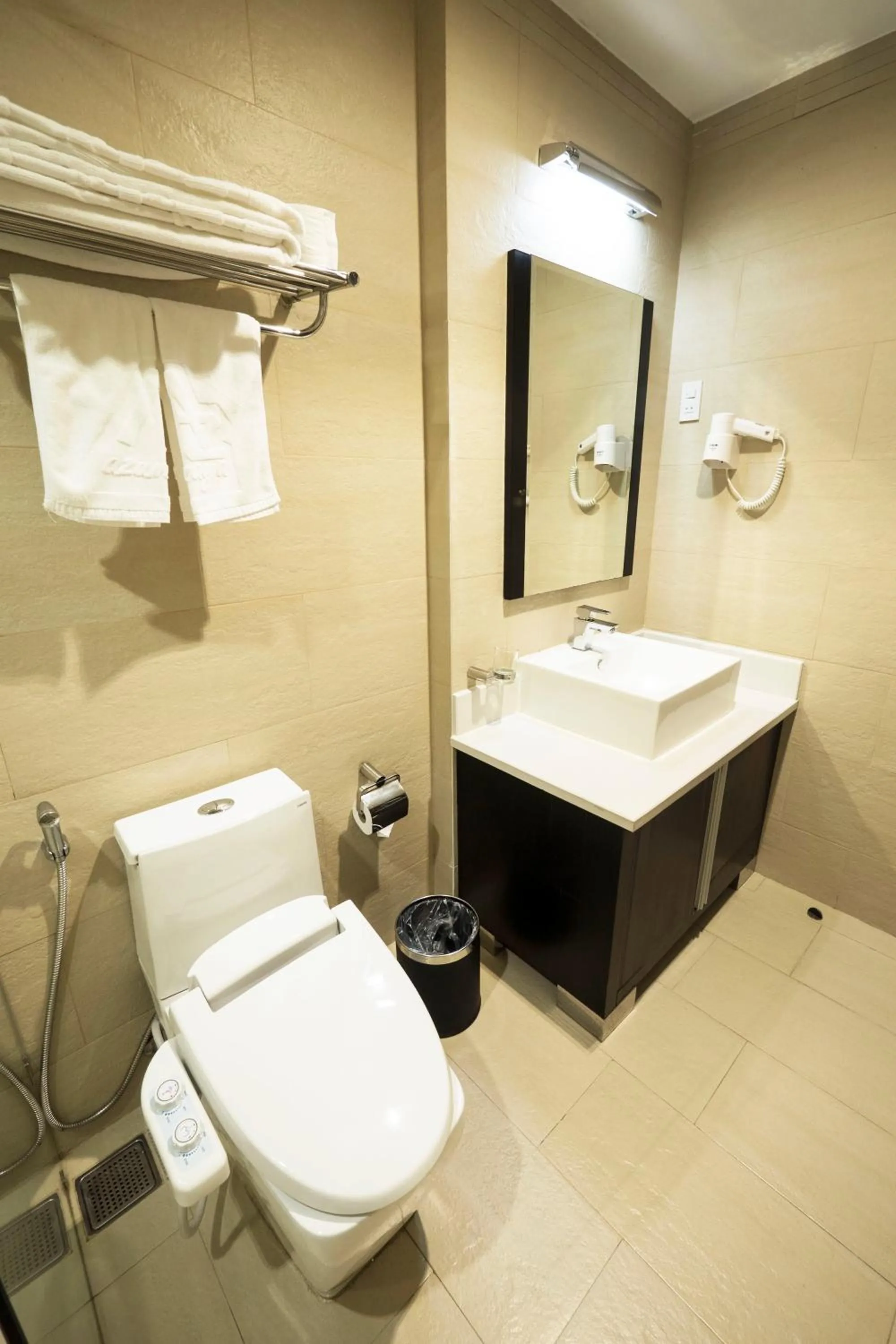 Toilet in Azumaya Hotel Da Nang