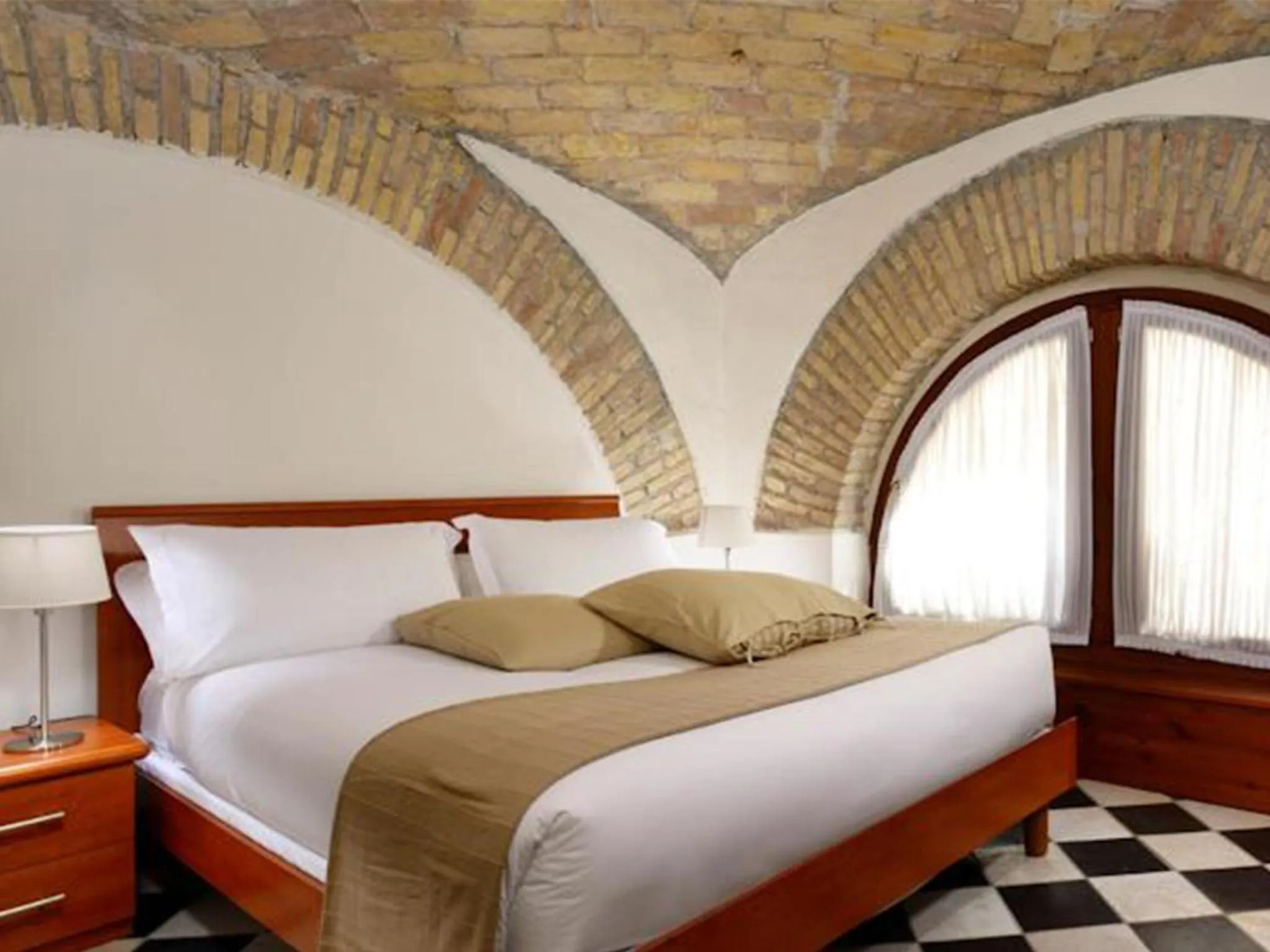 Shopping Area, Bed in Roma Resort Termini