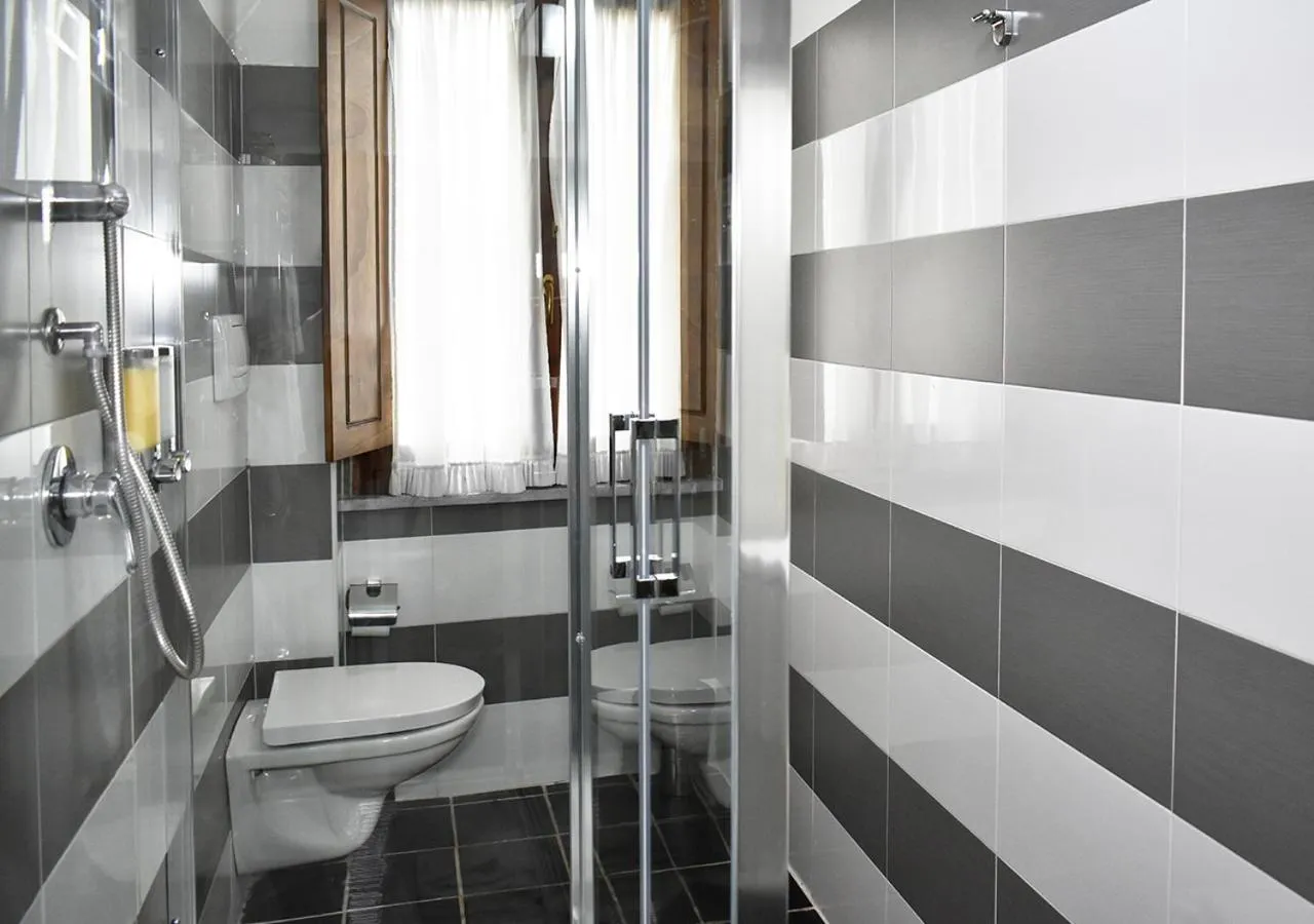 Shower in Roma Resort Termini