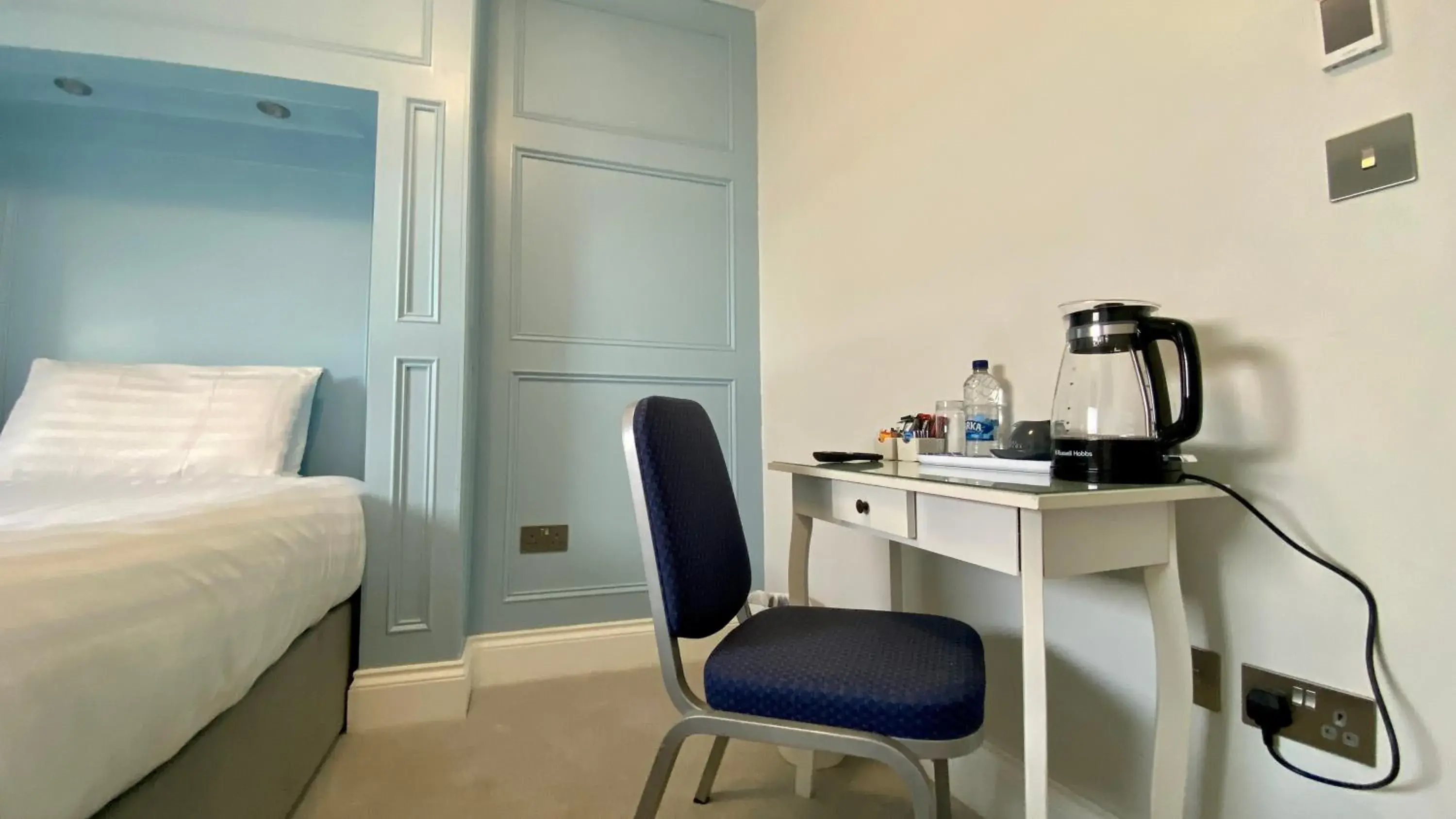 Coffee/tea facilities, Bed in The Fairhaven Hotel Coffee/tea facilities, Bed in The Fairhaven Hotel