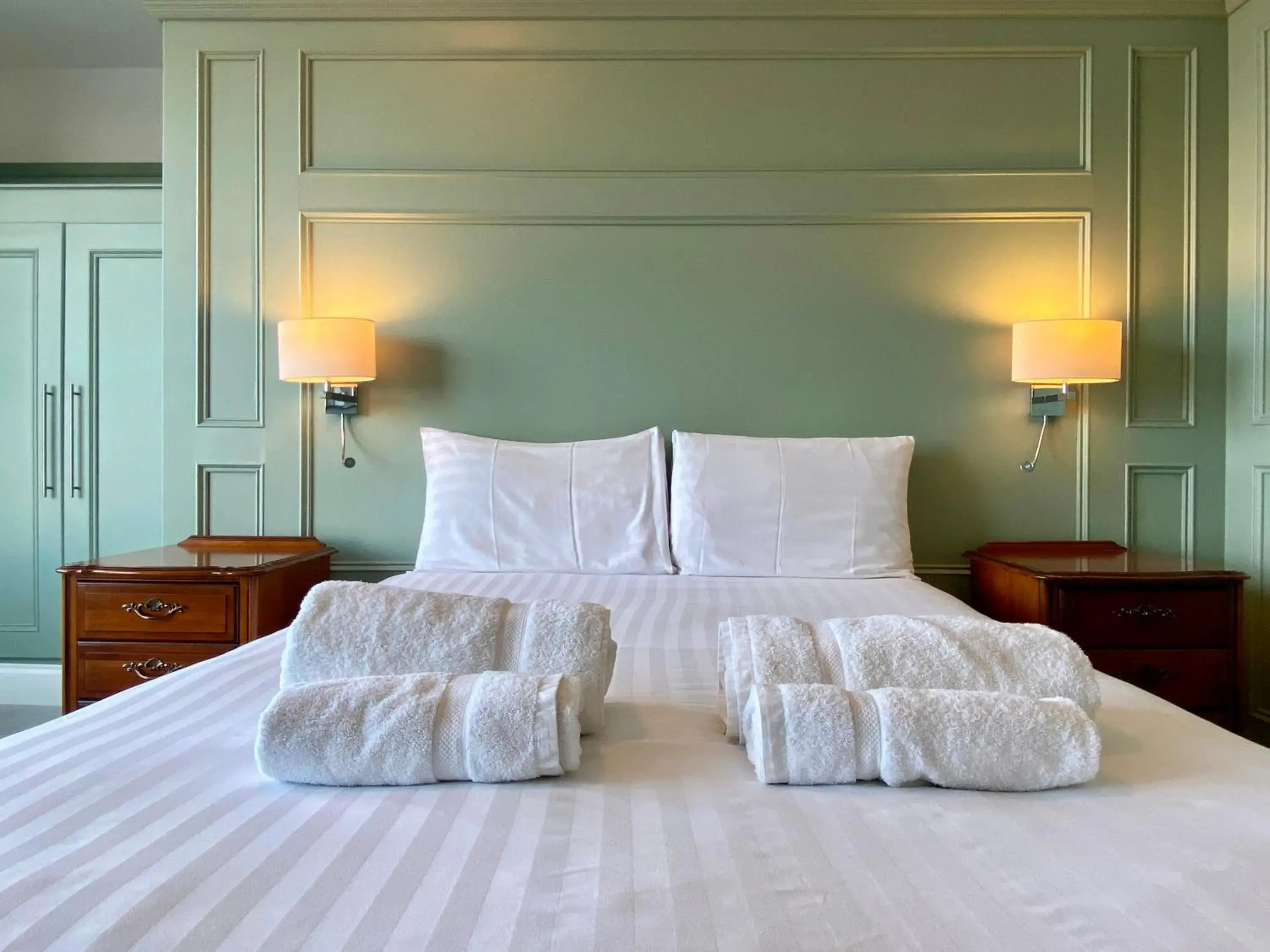 Deluxe Double Room with Side Sea View in The Fairhaven Hotel Deluxe Double Room with Side Sea View in The Fairhaven Hotel