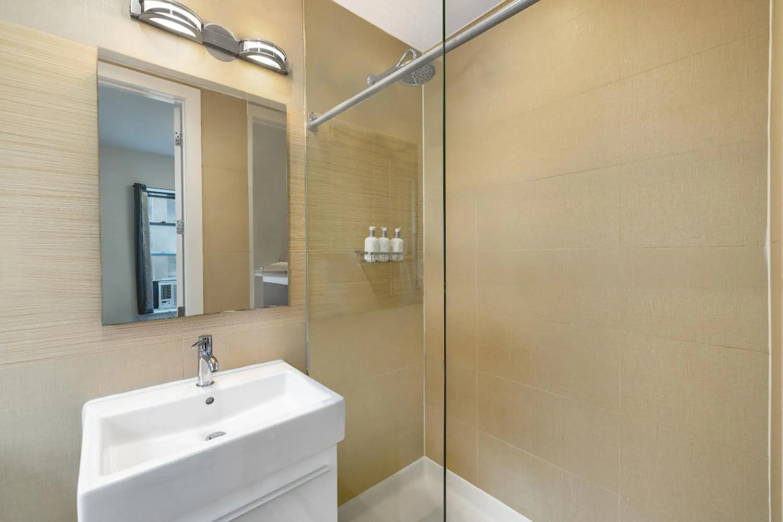 Bathroom in Hotel 27 by LuxUrban Bathroom in Hotel 27 by LuxUrban