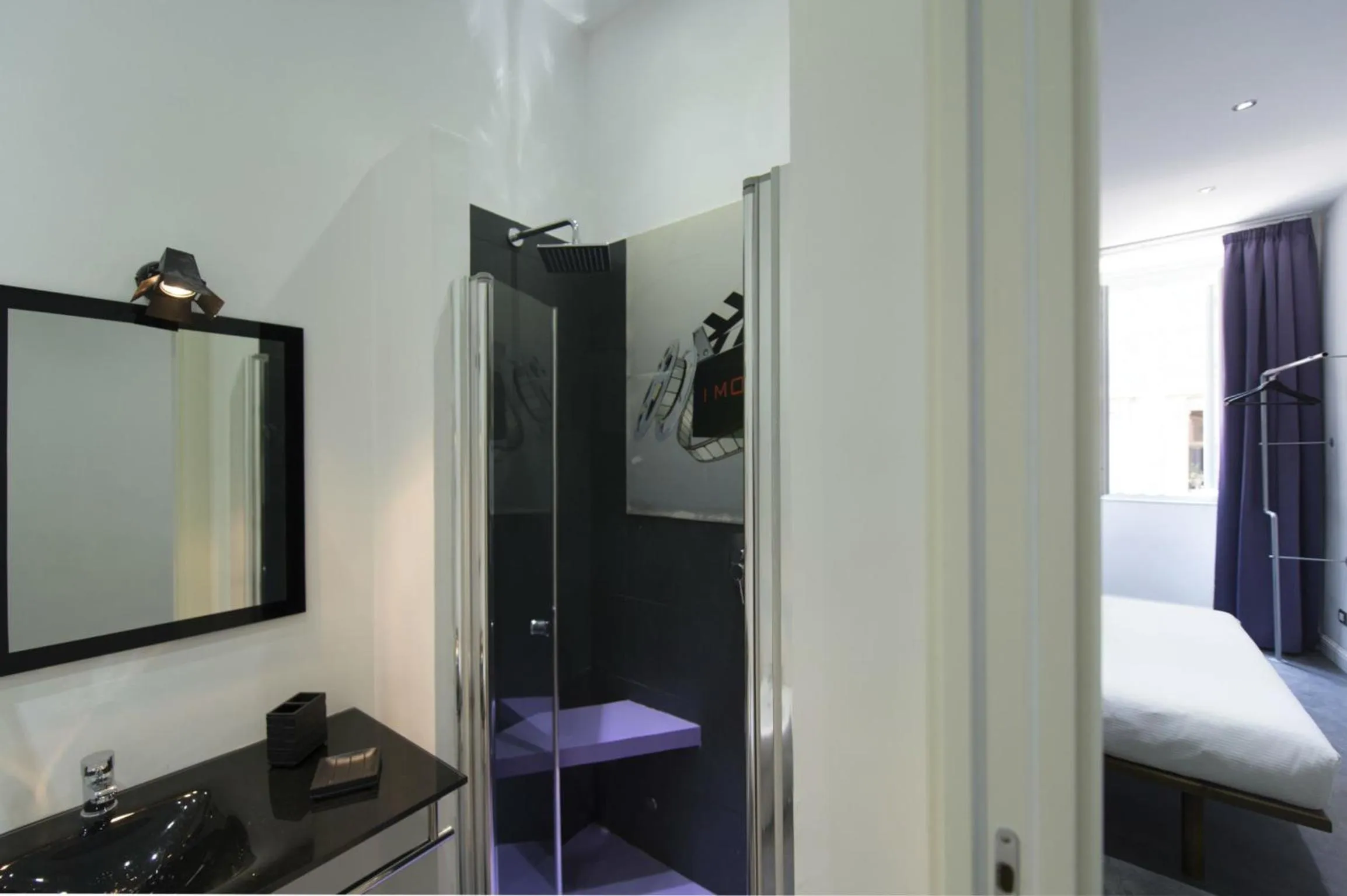 Bathroom, Bed in 7 Inn Spanish Steps