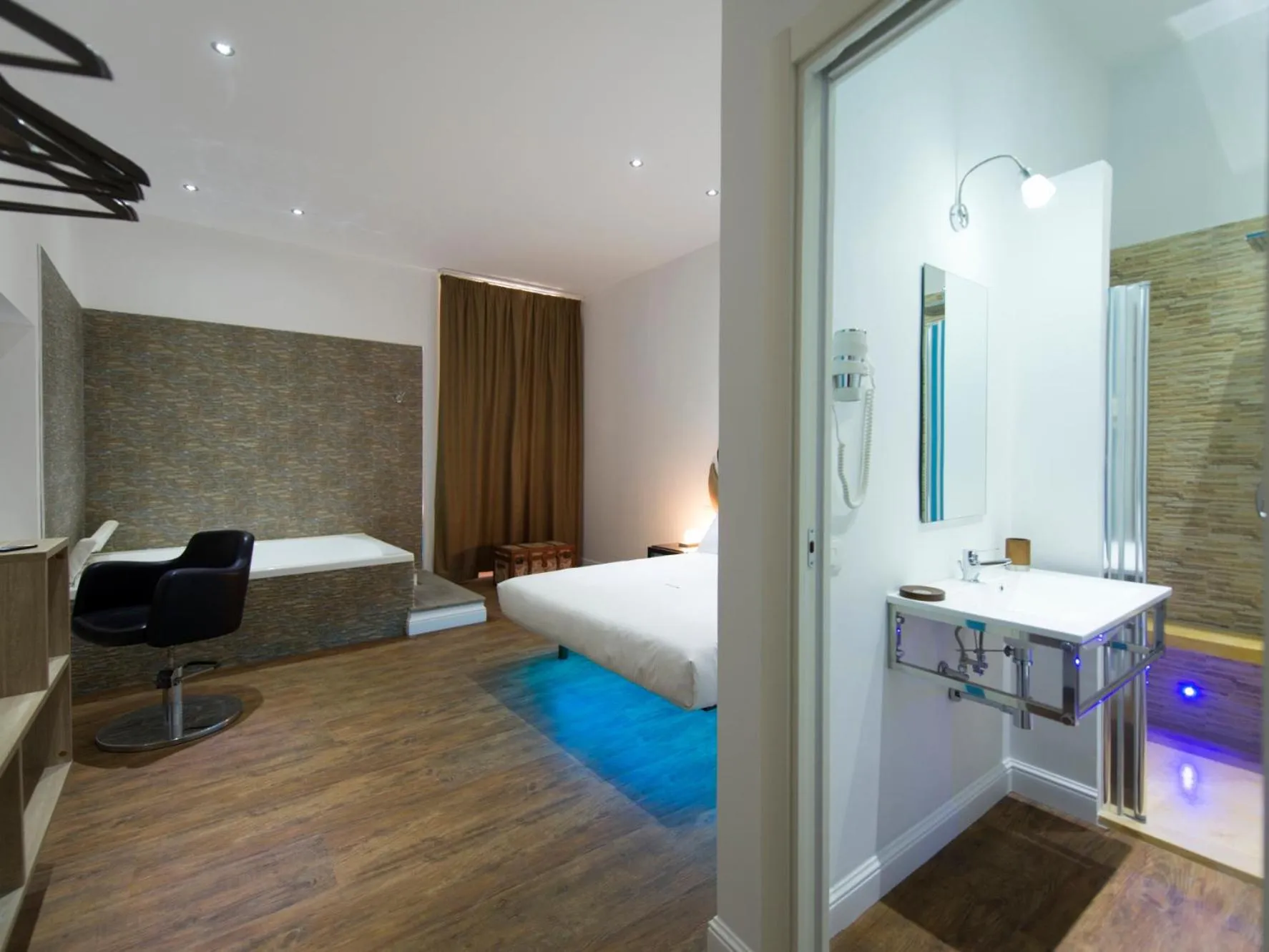 Photo of the whole room, Bed in 7 Inn Spanish Steps