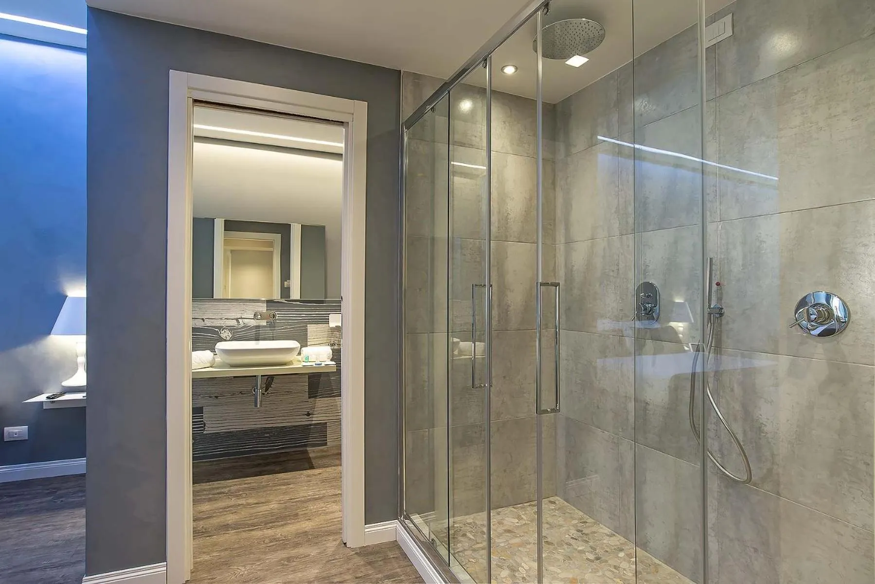 Photo of the whole room in 7 Inn Spanish Steps