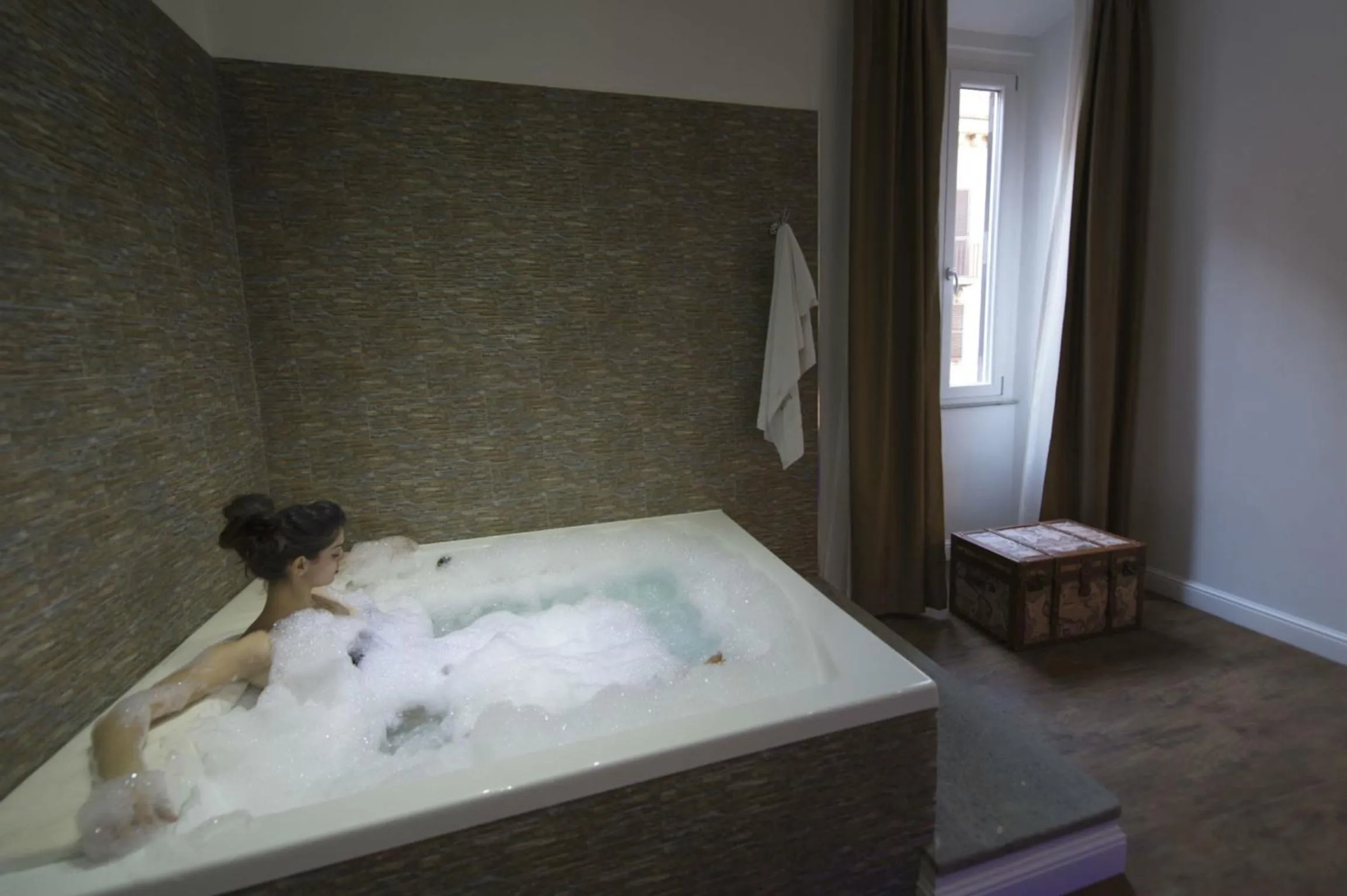 Hot Tub in 7 Inn Spanish Steps