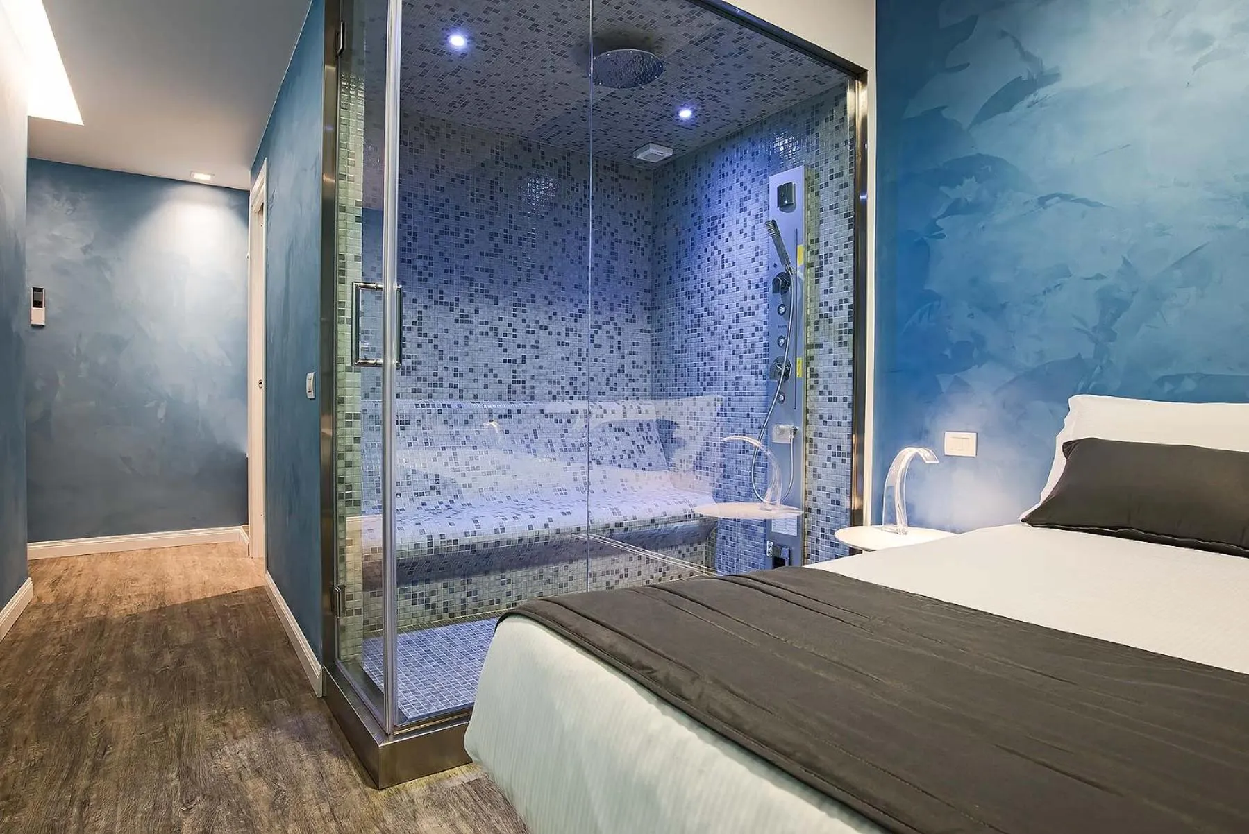 Photo of the whole room, Bed in 7 Inn Spanish Steps