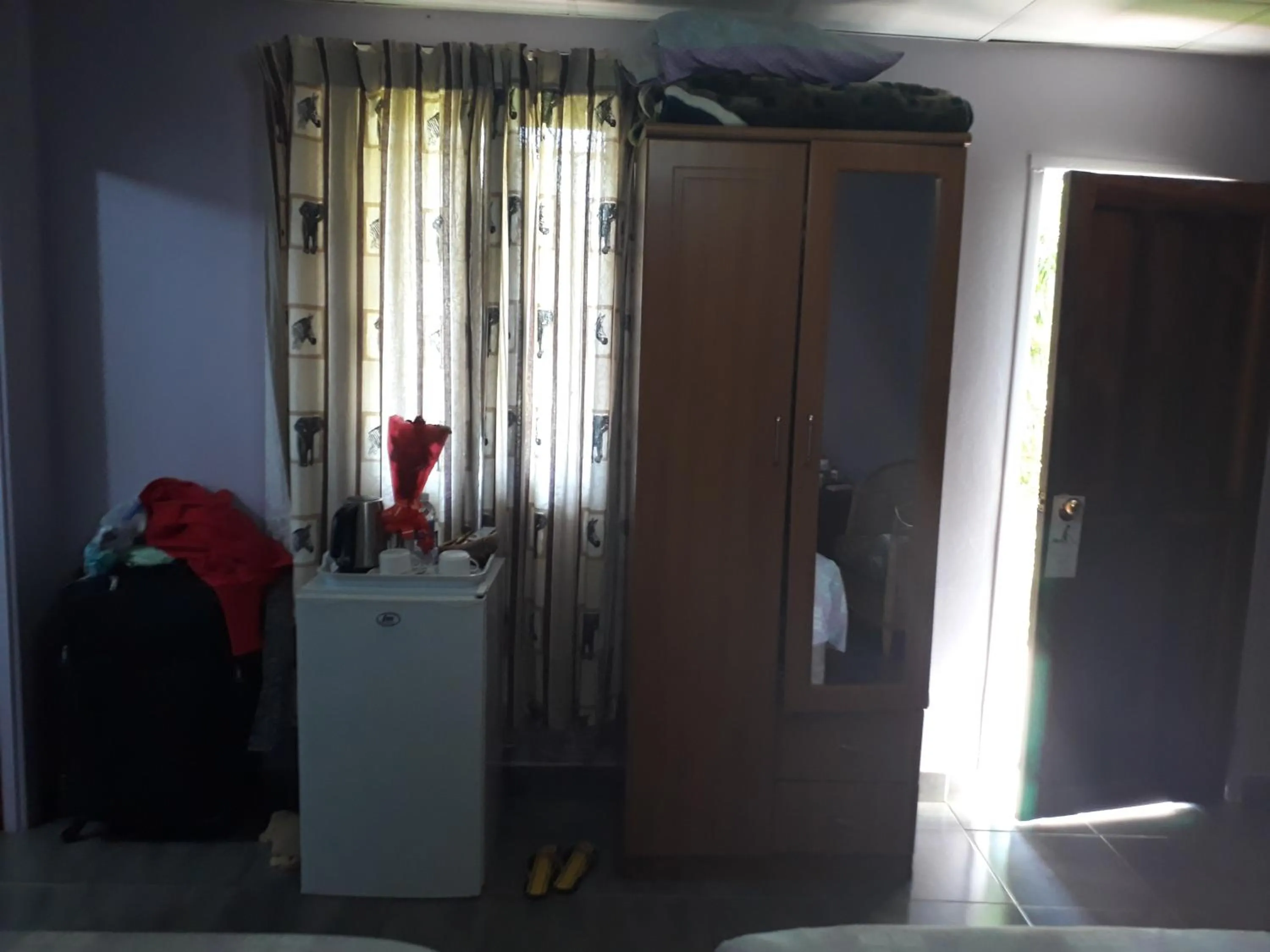 wardrobe, Bed in Gloria's Bed and Breakfast