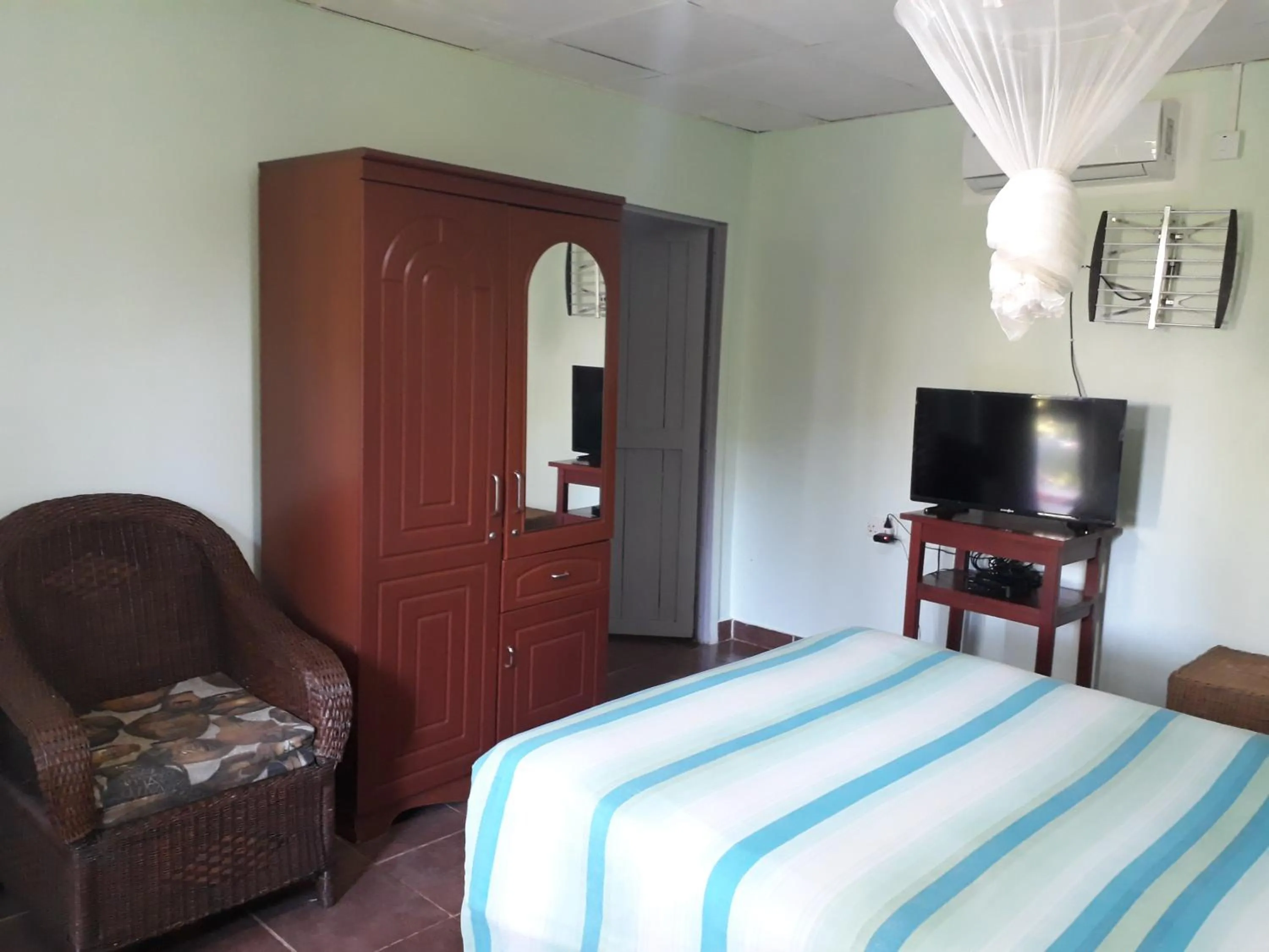 Bedroom, Bed in Gloria's Bed and Breakfast