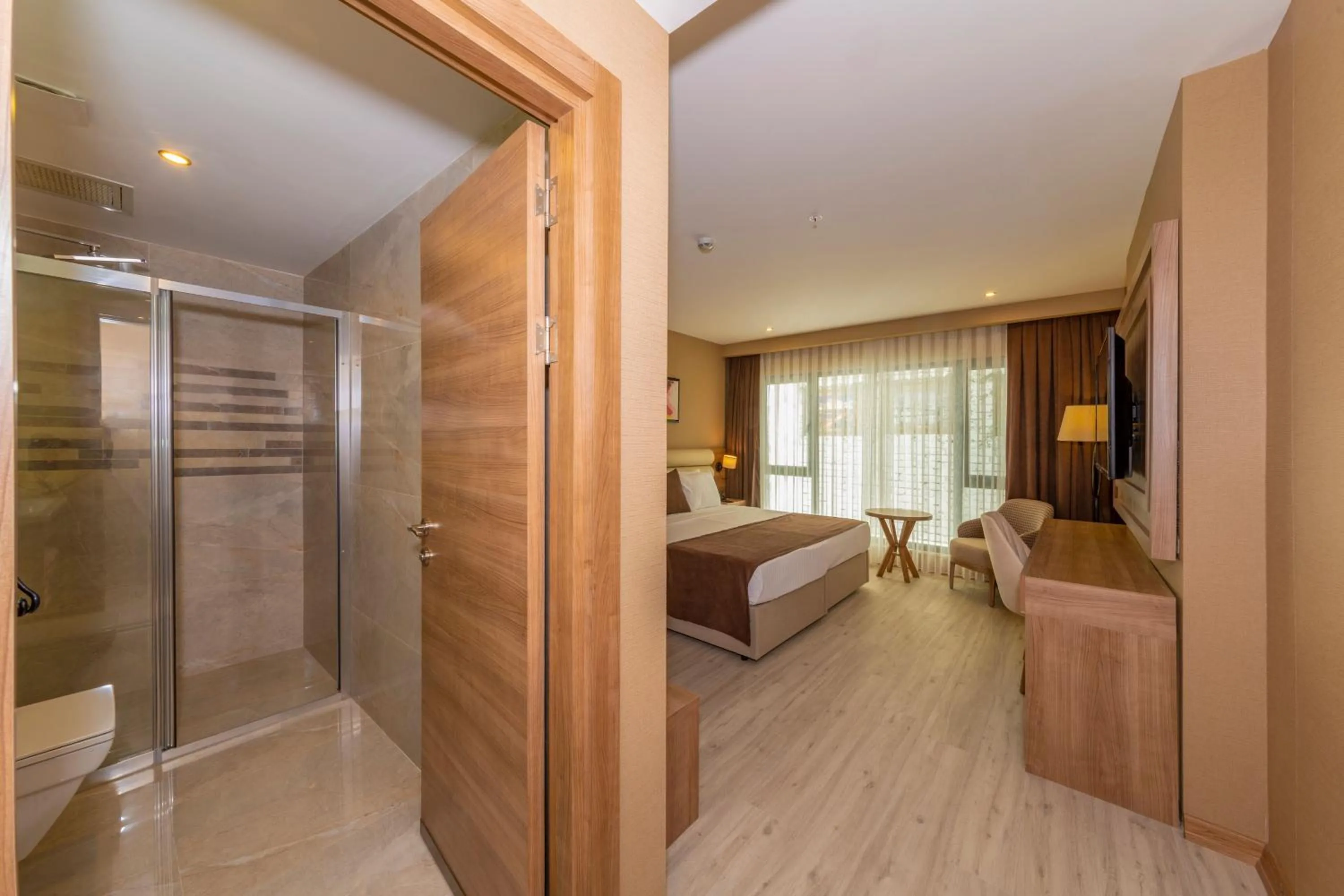 Shower, Bed in 38 Hotel