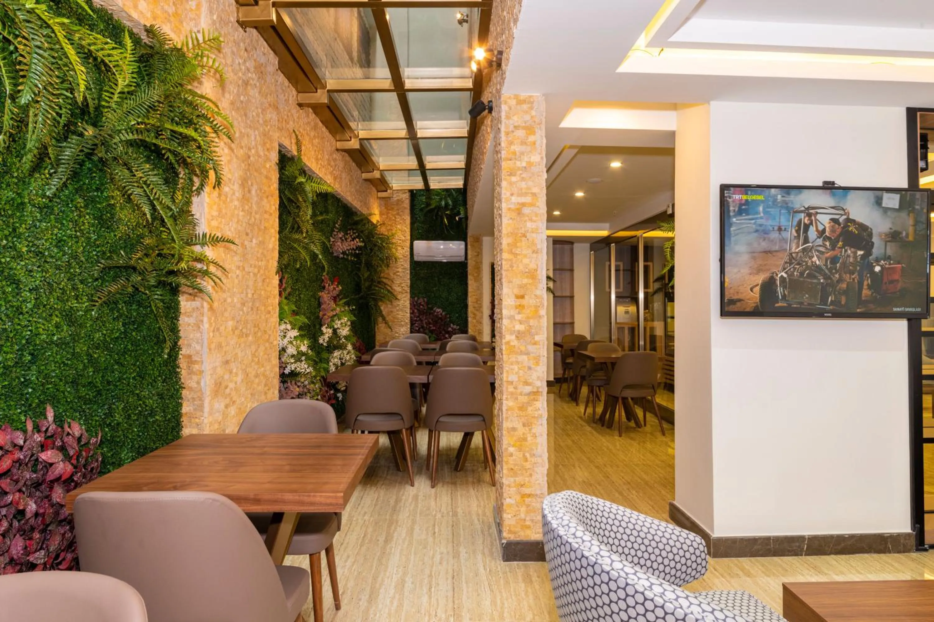 Restaurant/places to eat in 38 Hotel