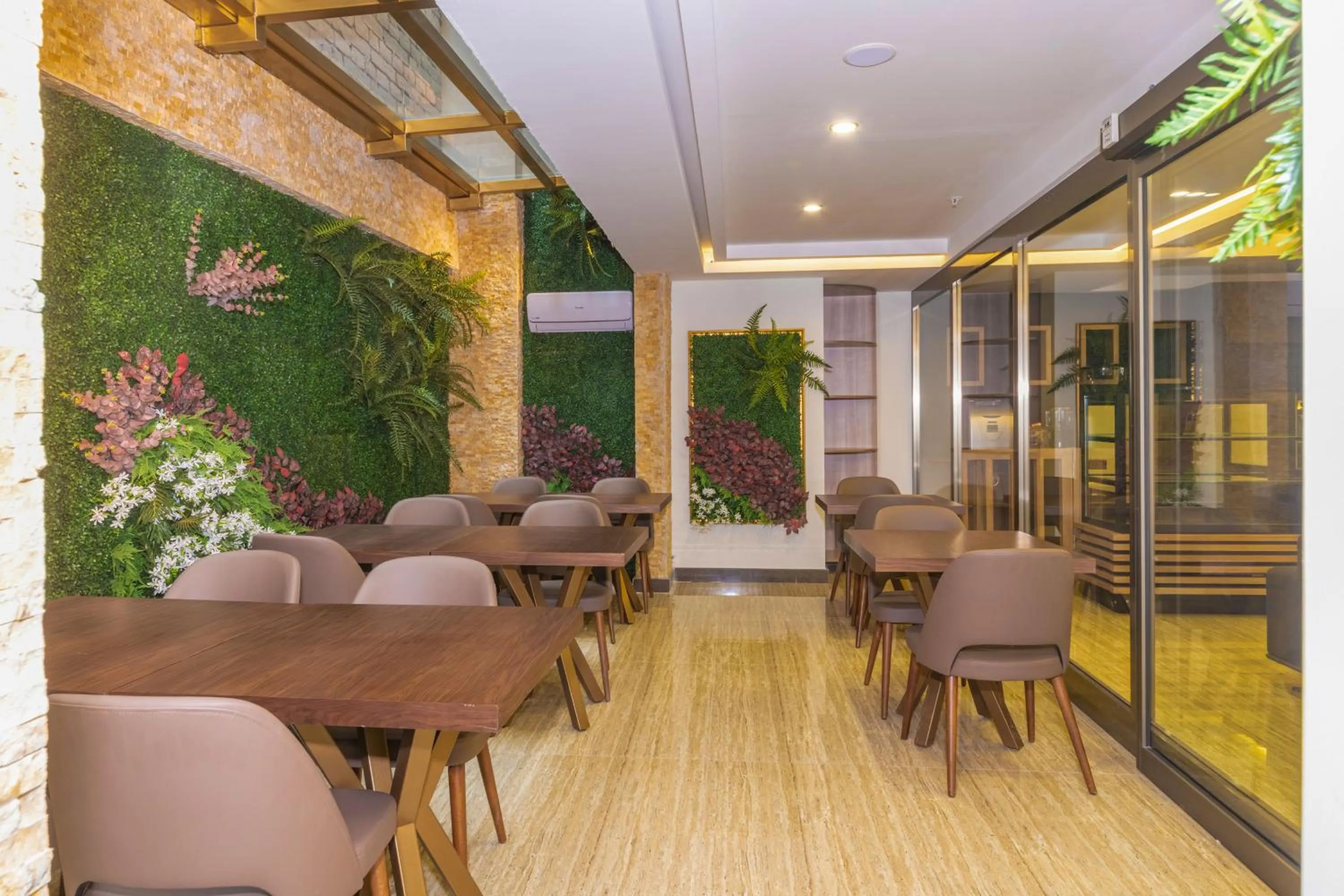 Restaurant/places to eat in 38 Hotel