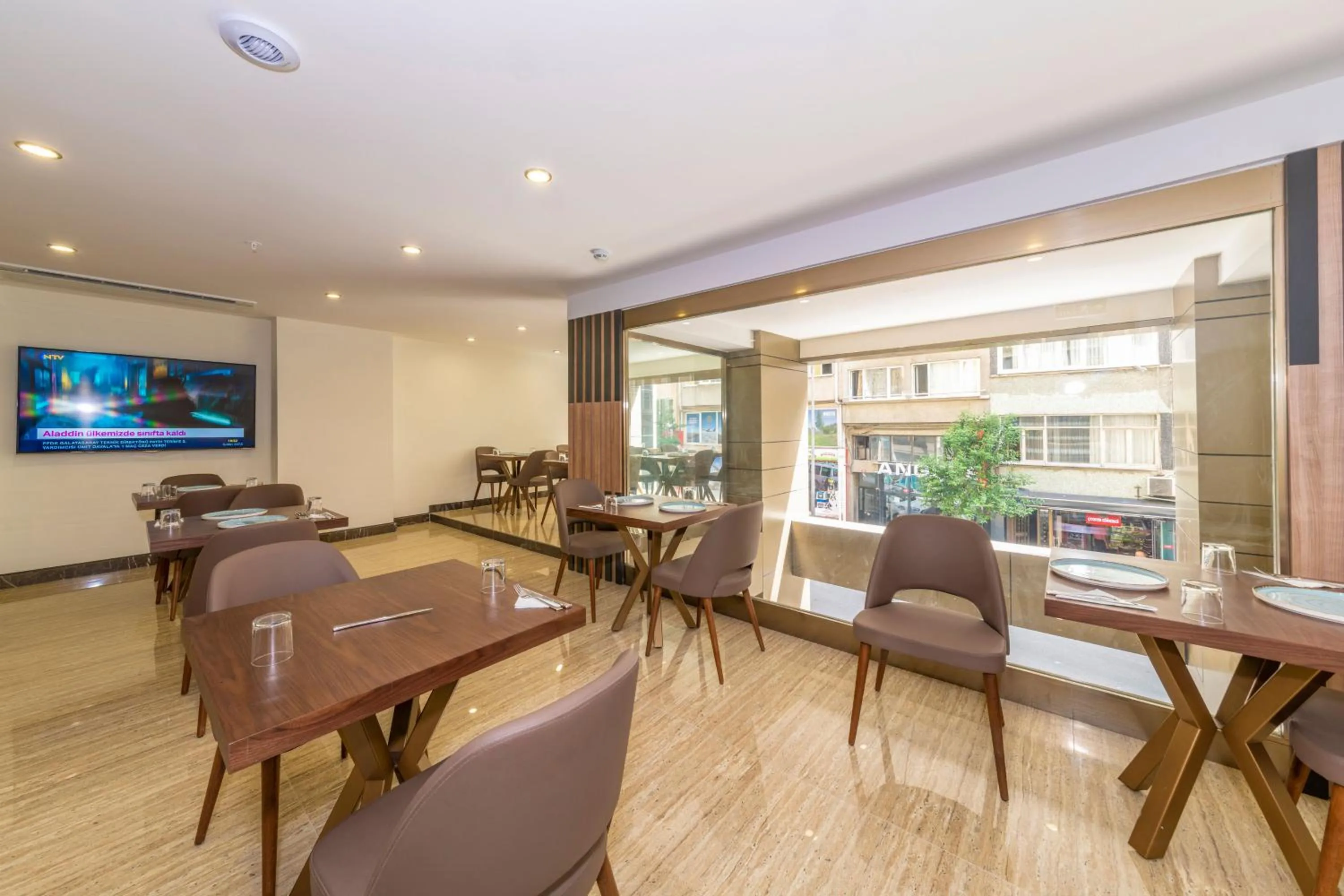 Restaurant/places to eat in 38 Hotel