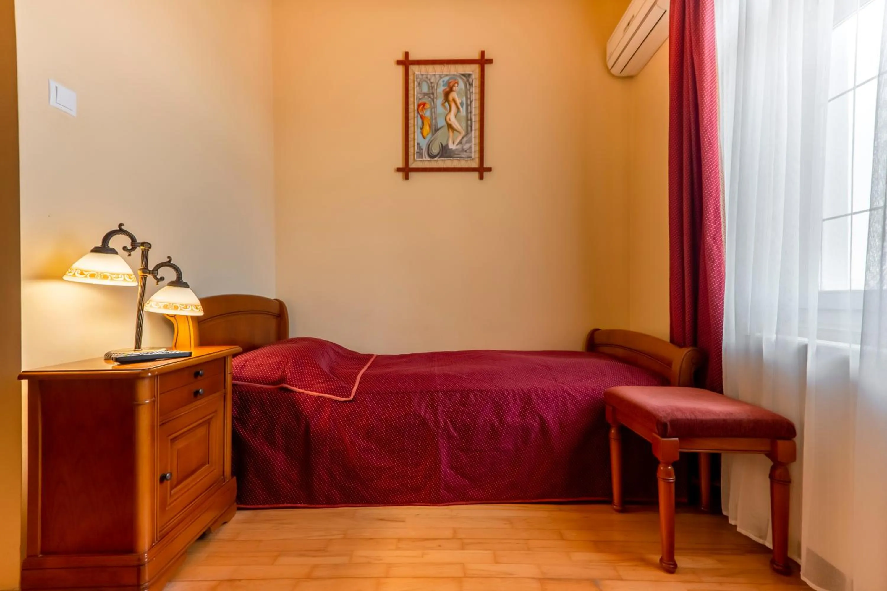 Bed in Hotel Denis str Gării nr 72