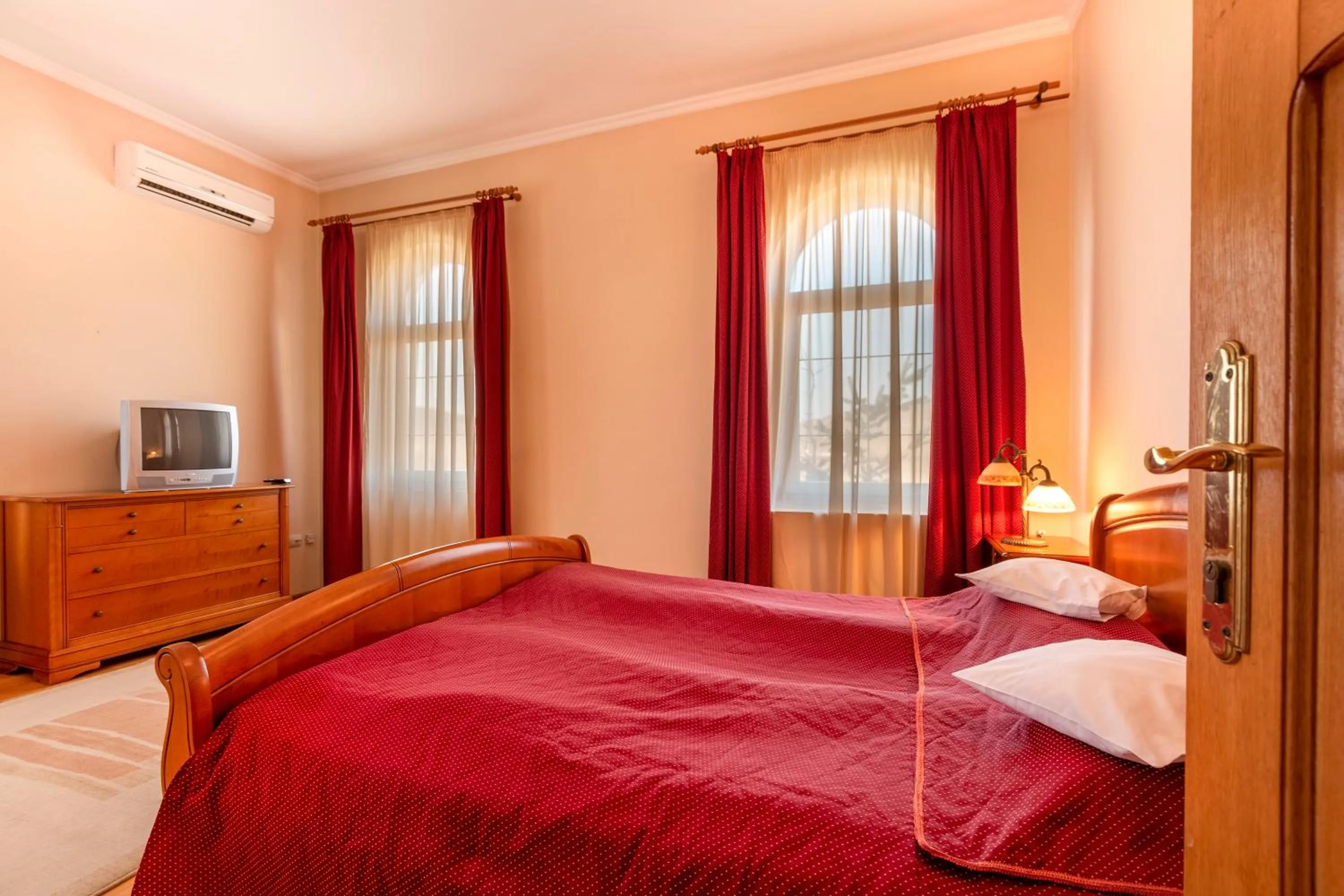 Bed in Hotel Denis str Gării nr 72