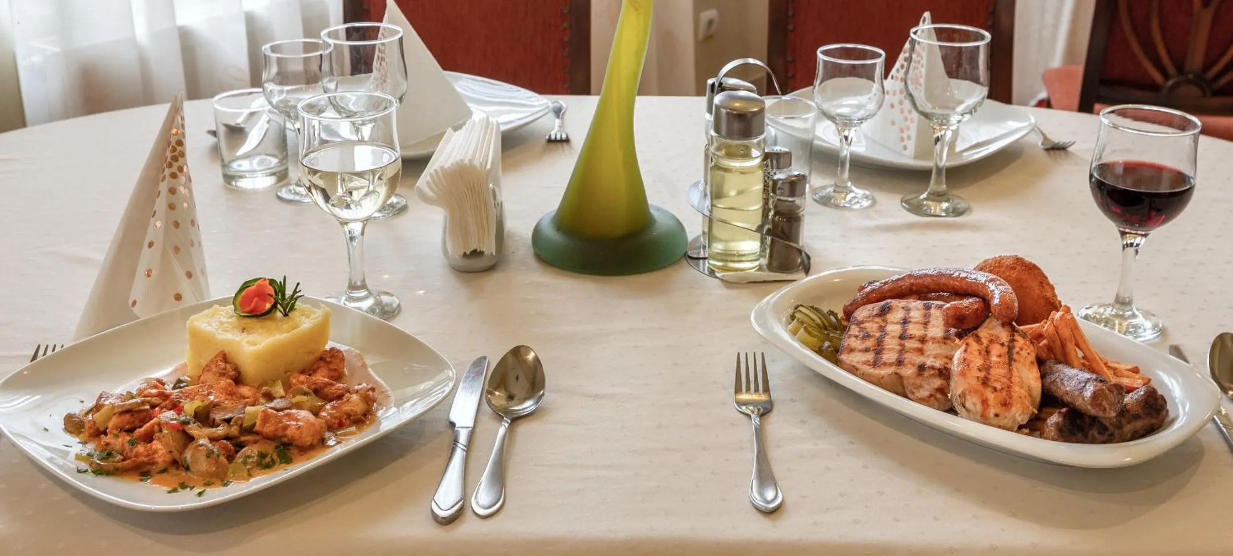 Restaurant/places to eat in Hotel Denis str Gării nr 72