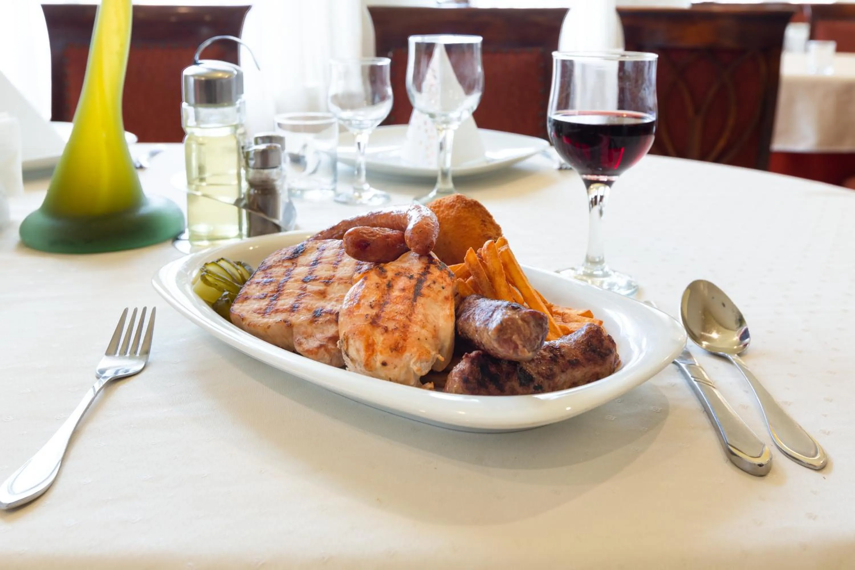 Restaurant/places to eat in Hotel Denis str Gării nr 72