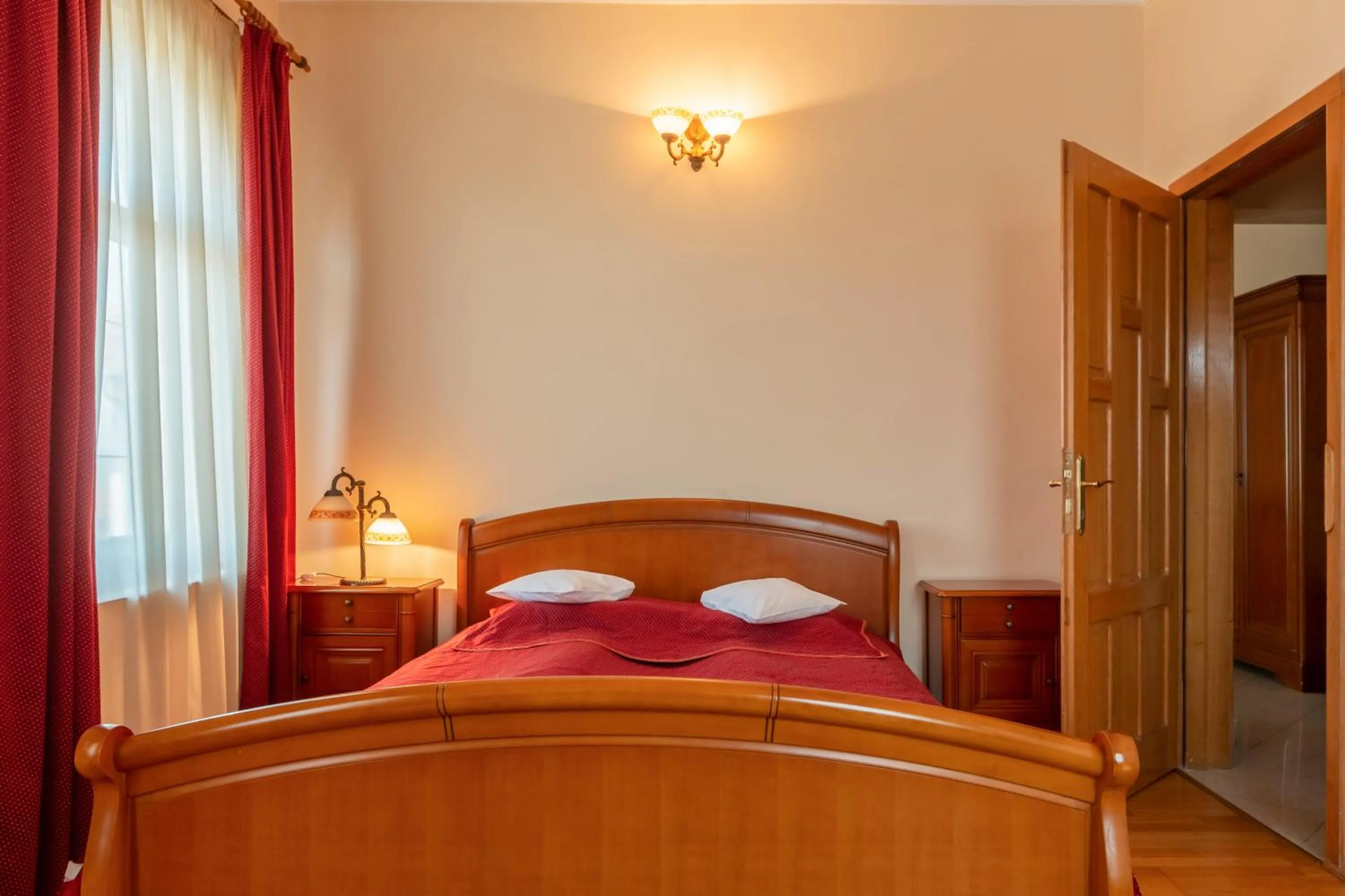 Bed in Hotel Denis str Gării nr 72