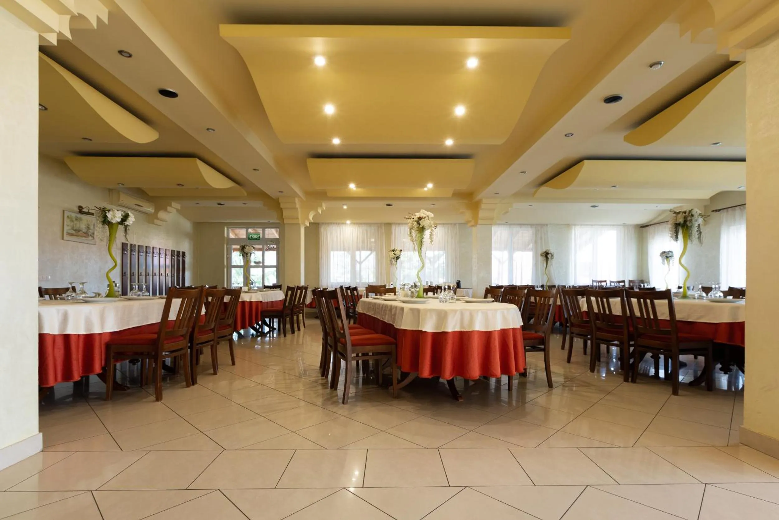 Restaurant/places to eat in Hotel Denis str Gării nr 72