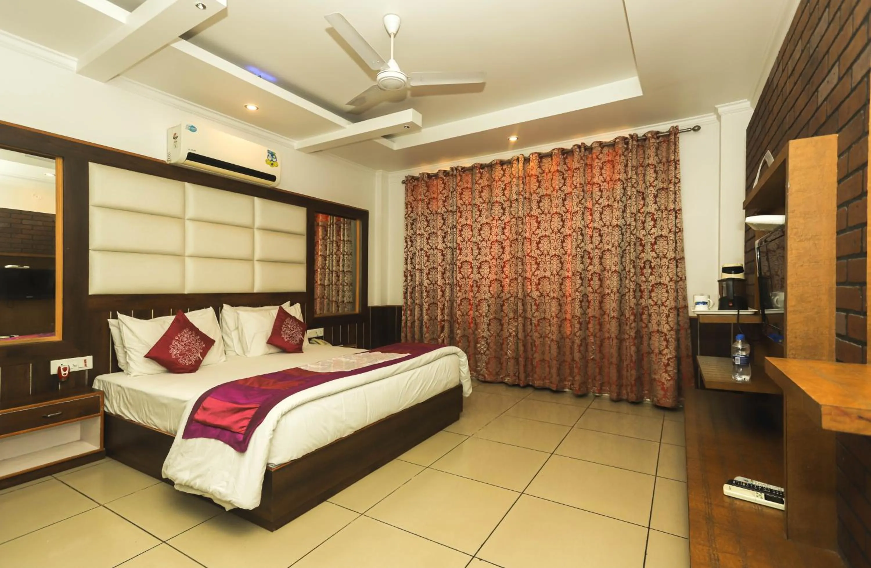 Photo of the whole room, Bed in Hotel Pong View