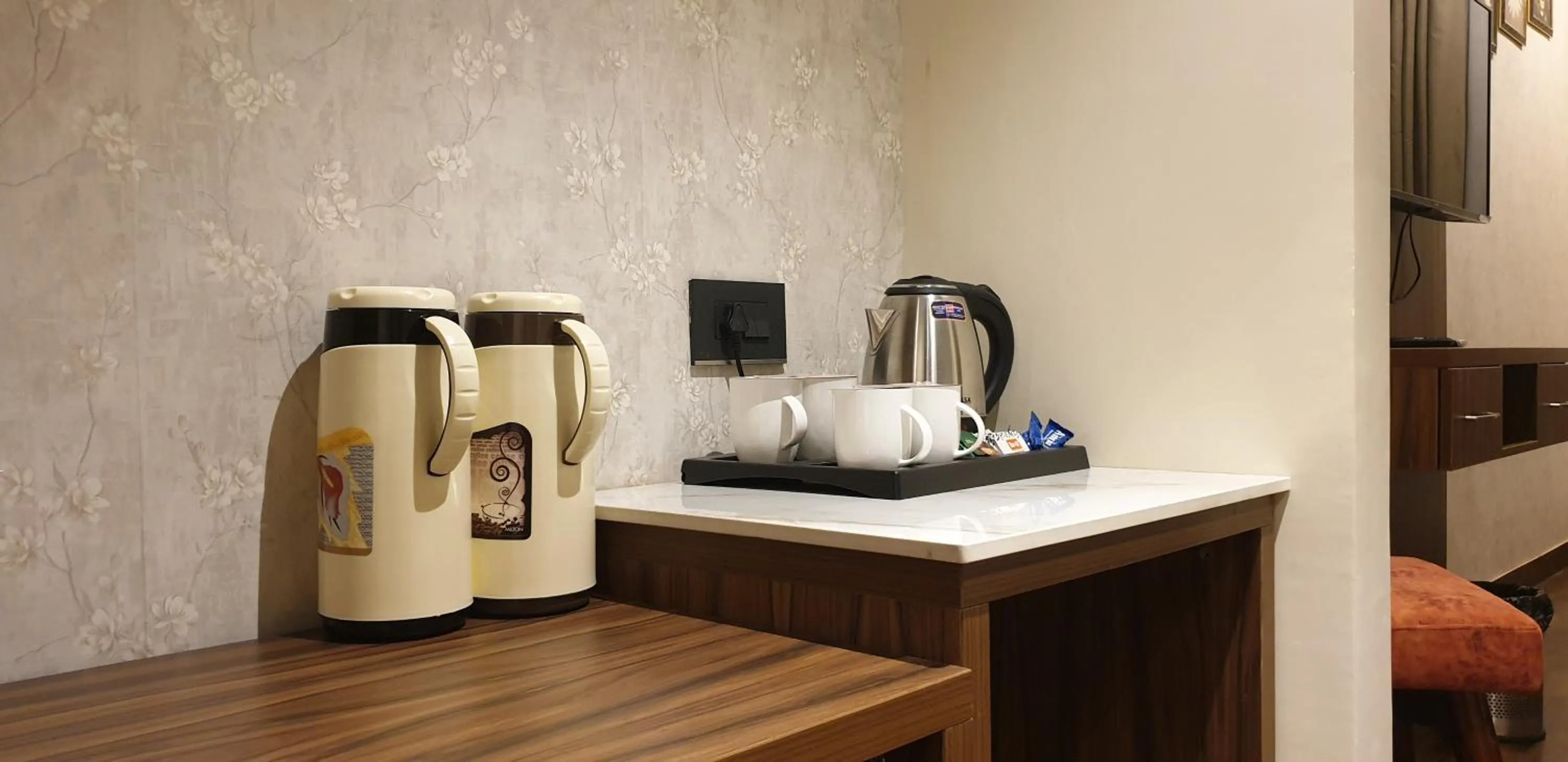 Coffee/tea facilities in Hotel Pong View