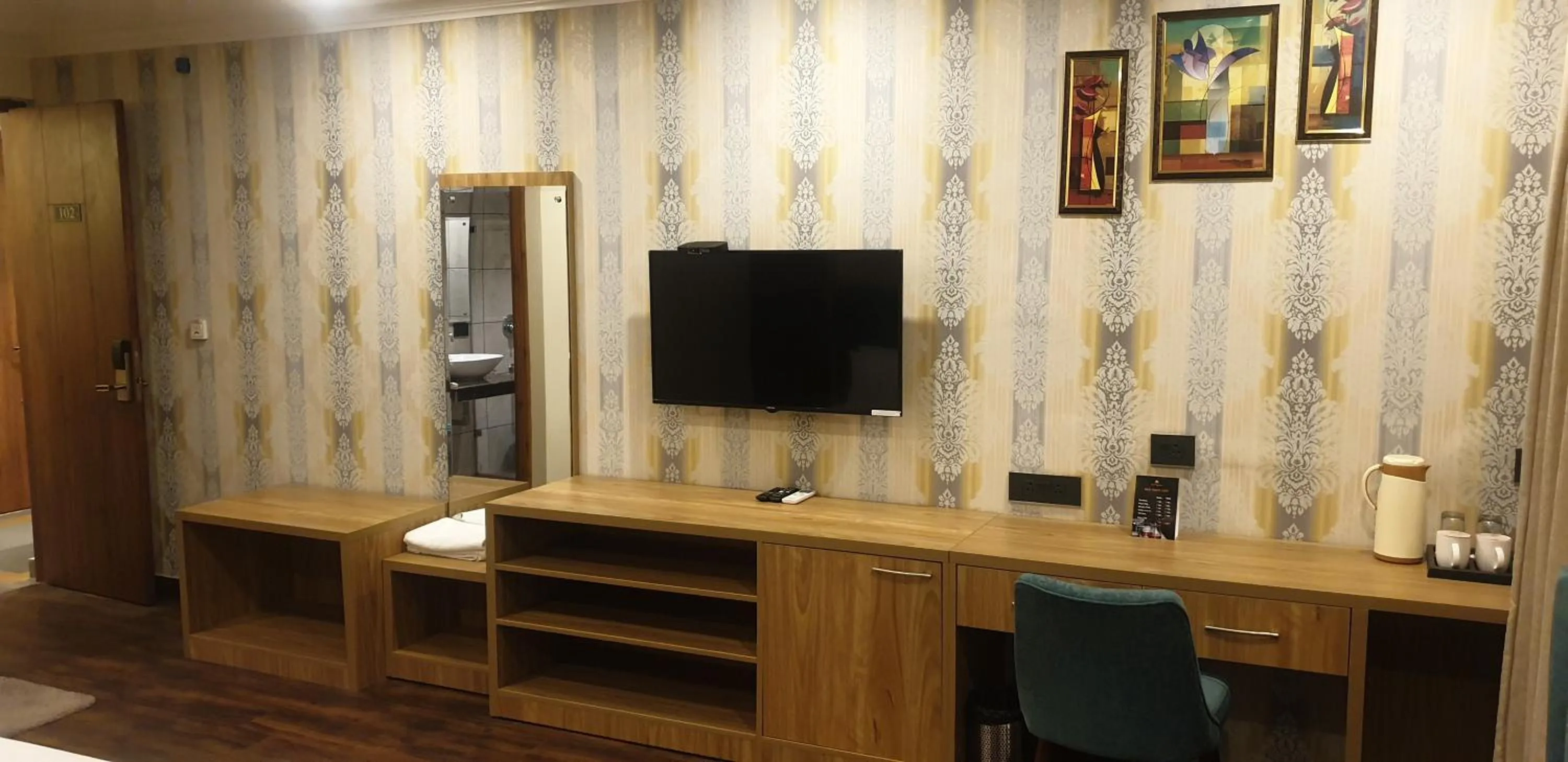 TV and multimedia in Hotel Pong View