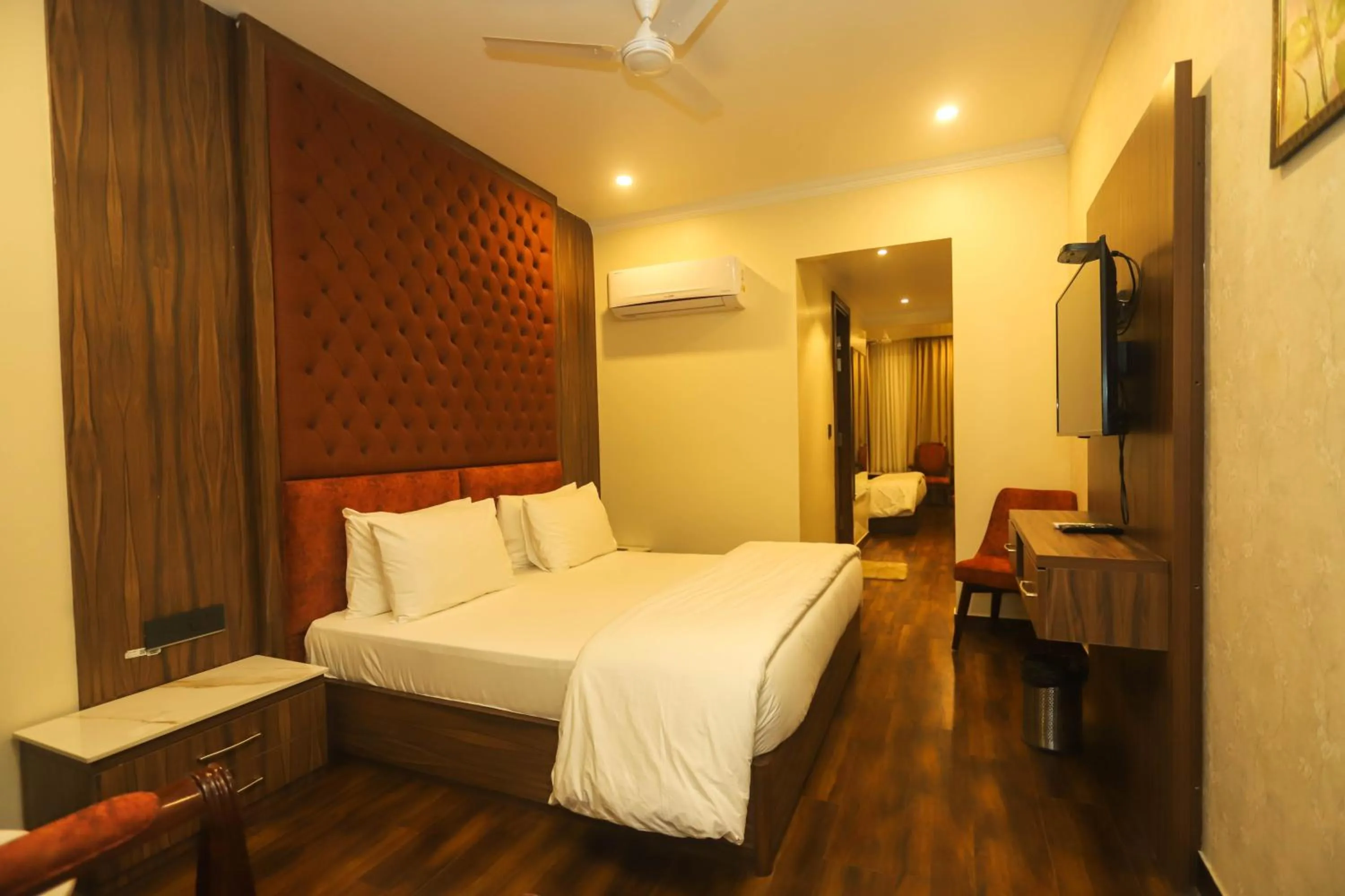 Photo of the whole room, Bed in Hotel Pong View