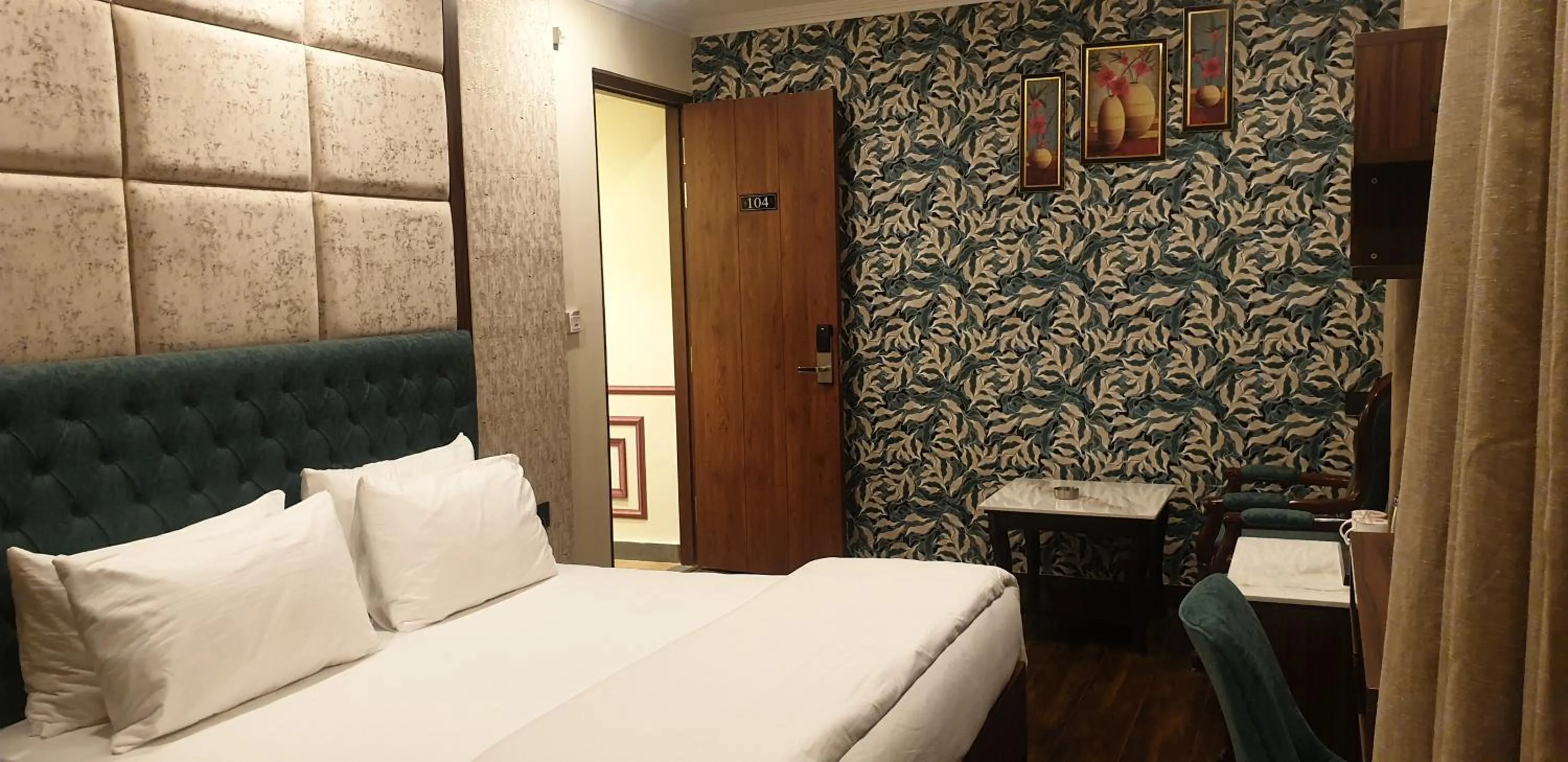 Bedroom, Bed in Hotel Pong View