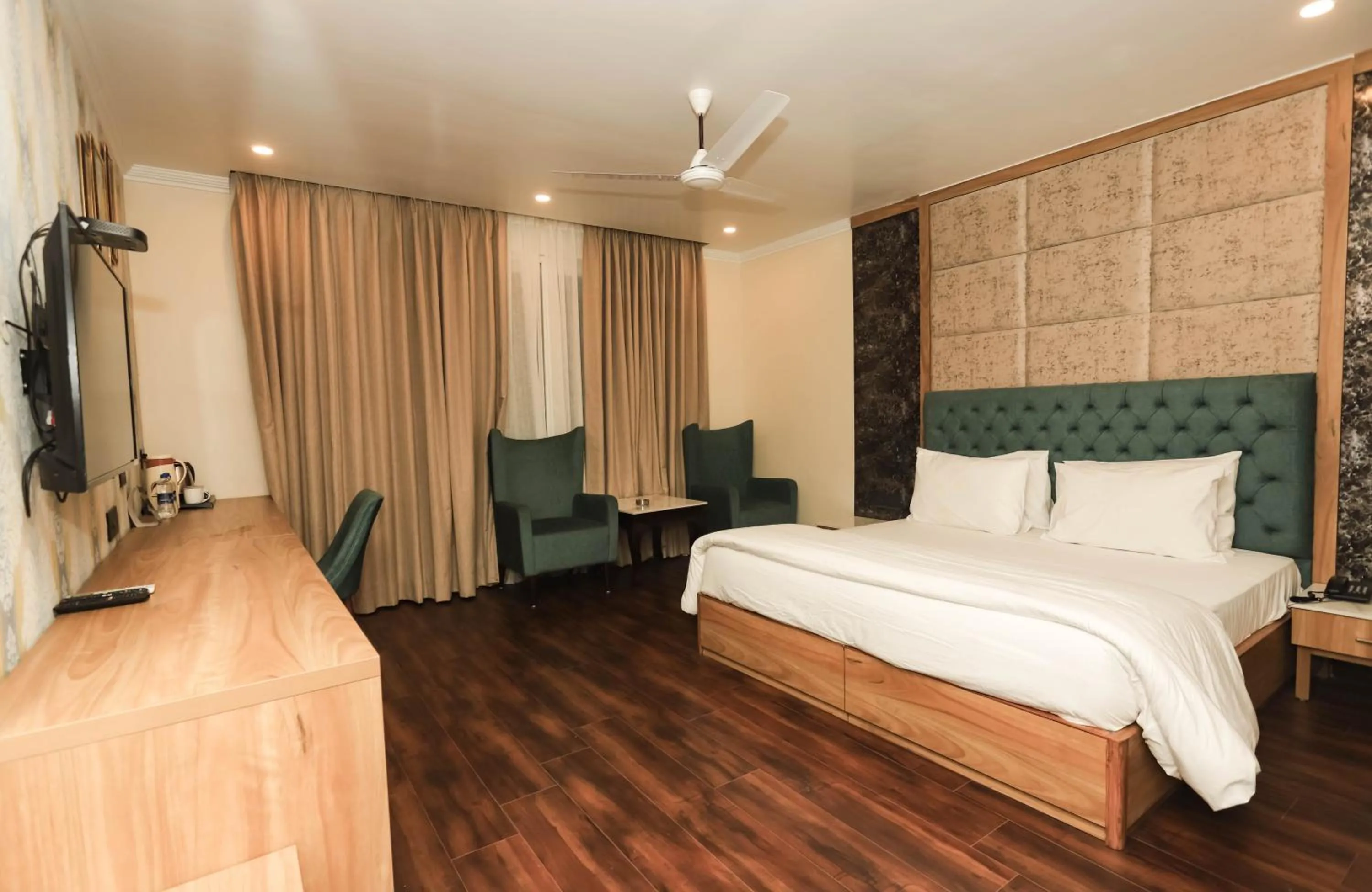 Photo of the whole room, Bed in Hotel Pong View