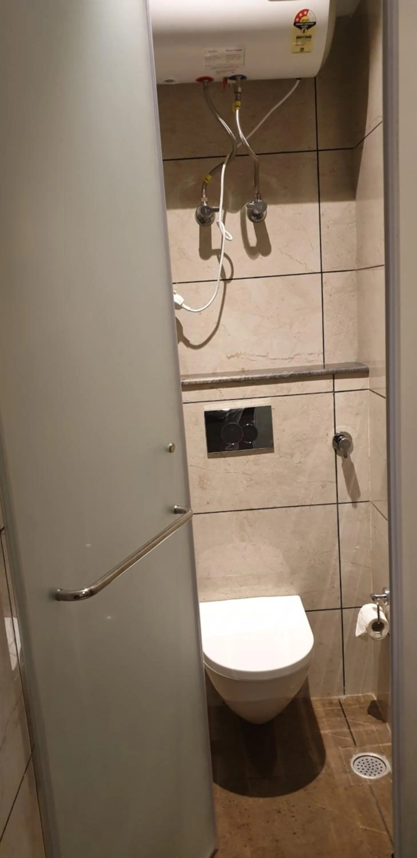 Toilet in Hotel Pong View