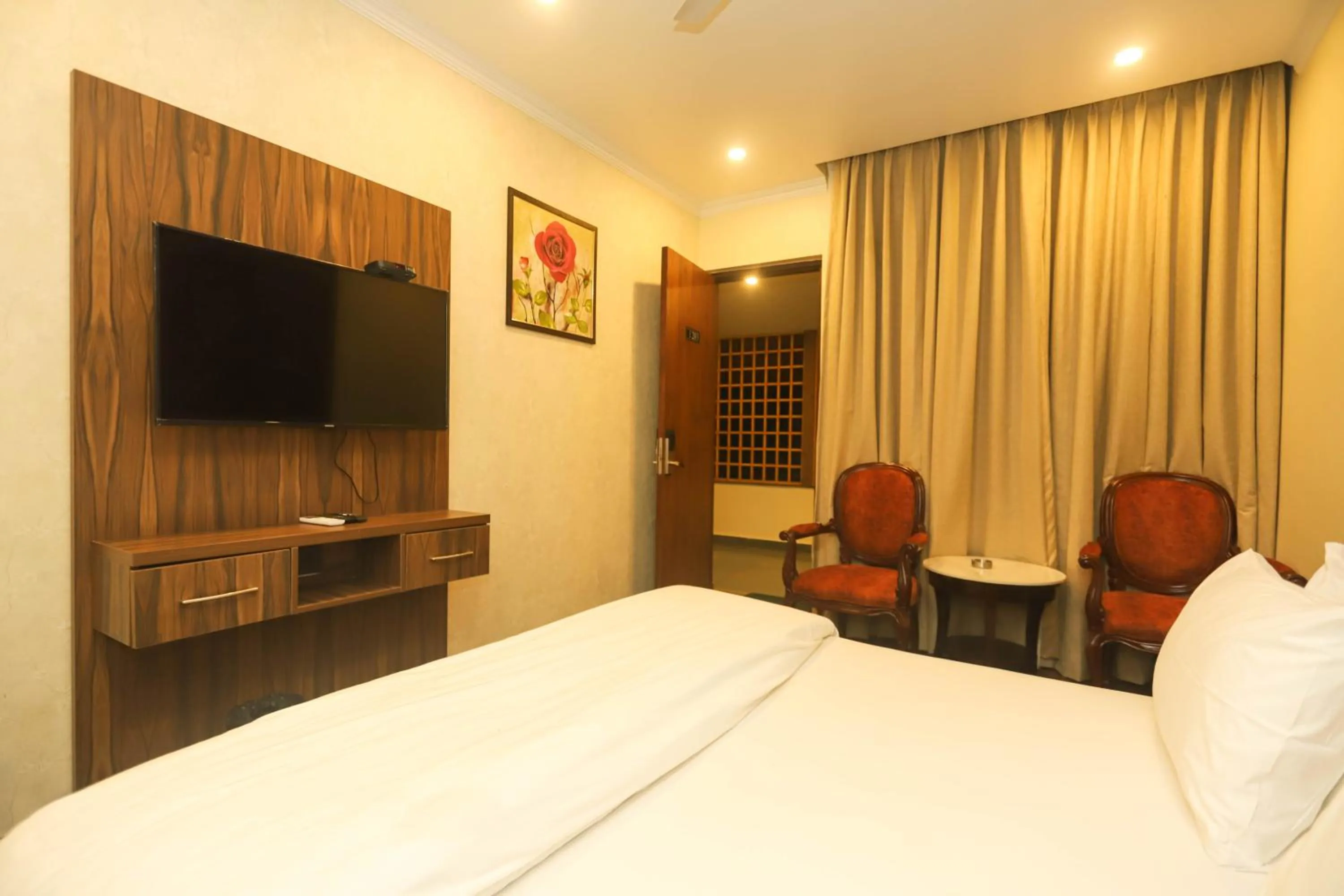 Seating area, Bed in Hotel Pong View