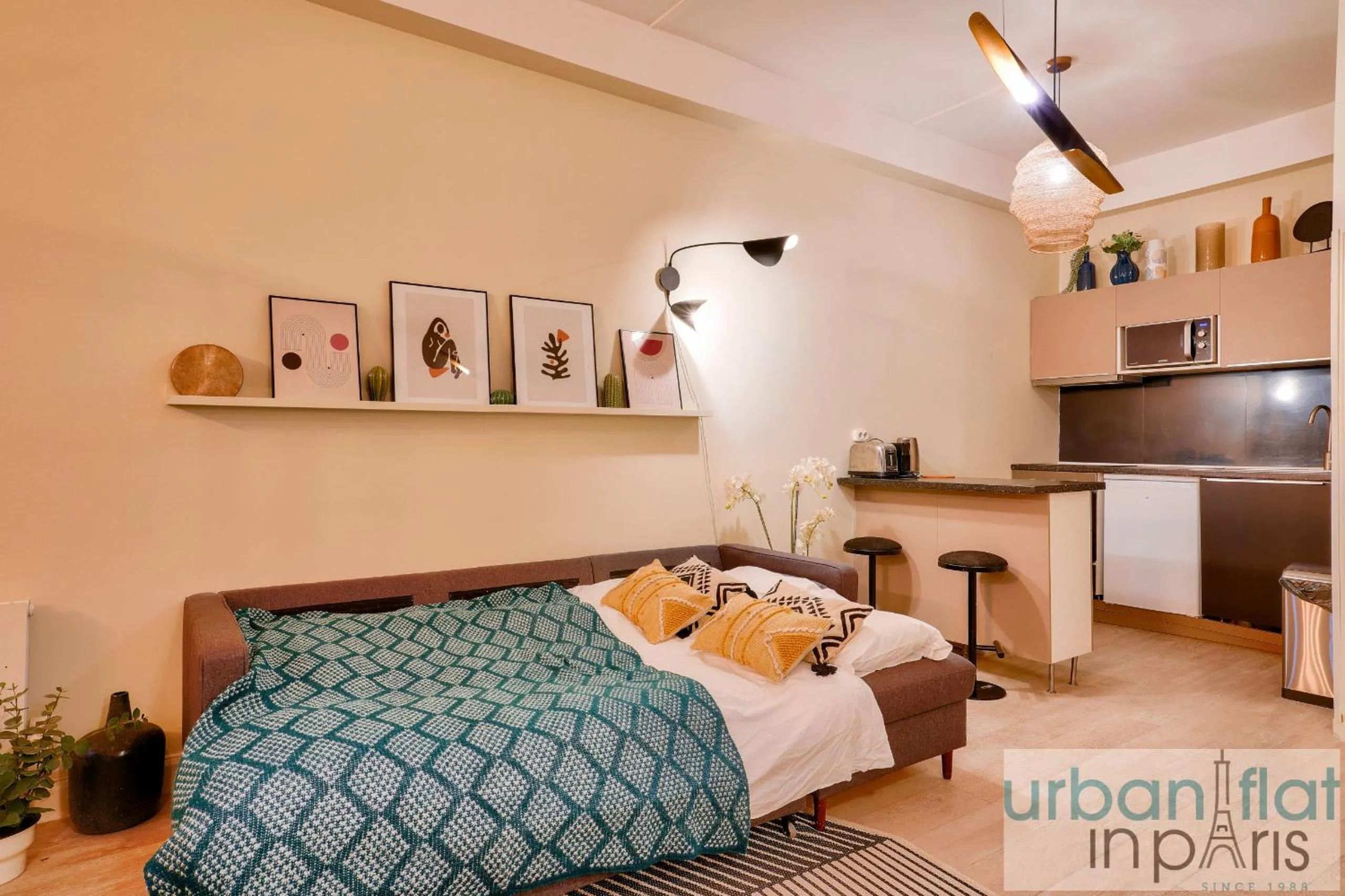 Bed in 33 - Flat Av des Champs-Élysées