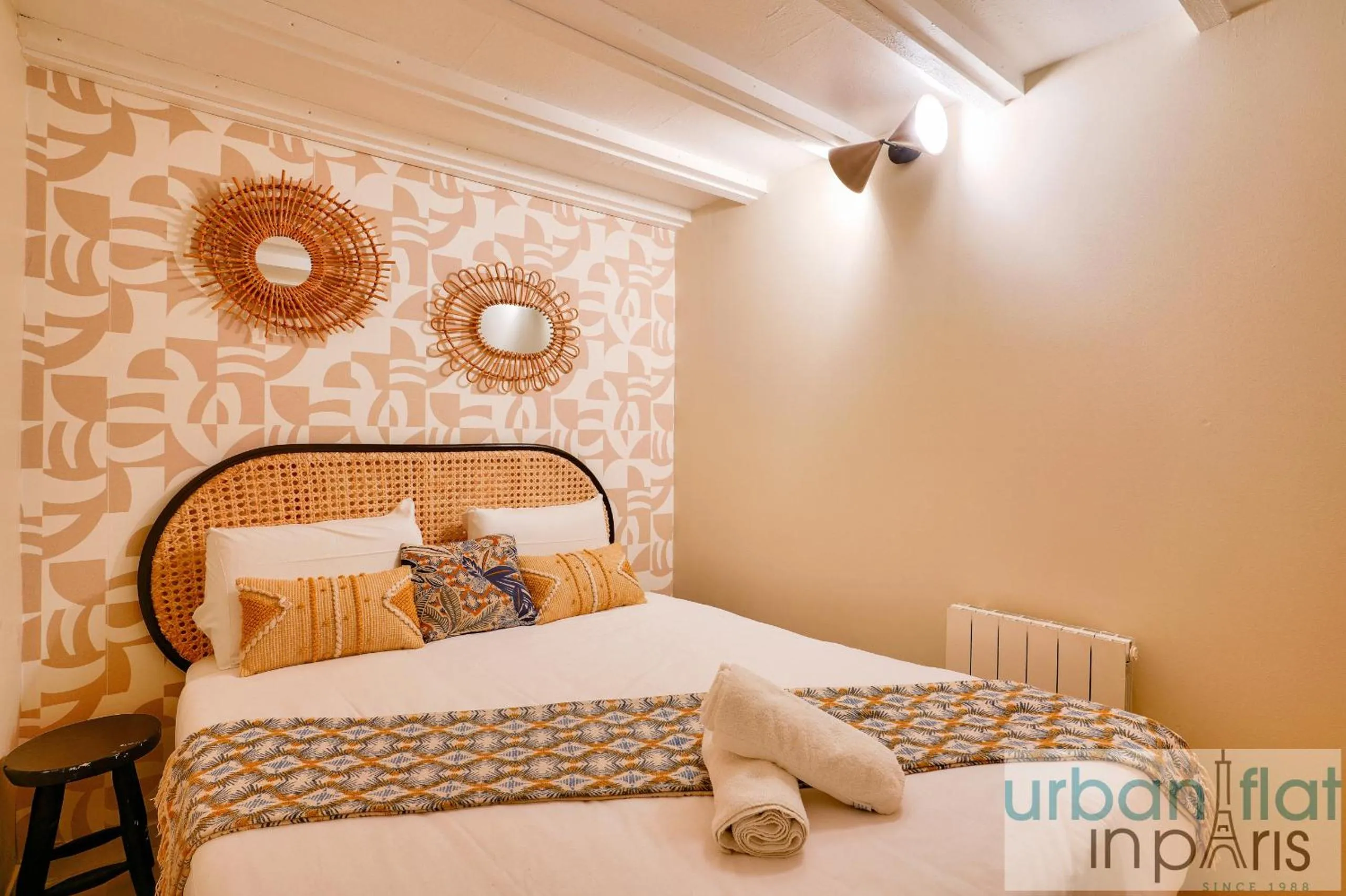 Bed in 33 - Flat Av des Champs-Élysées