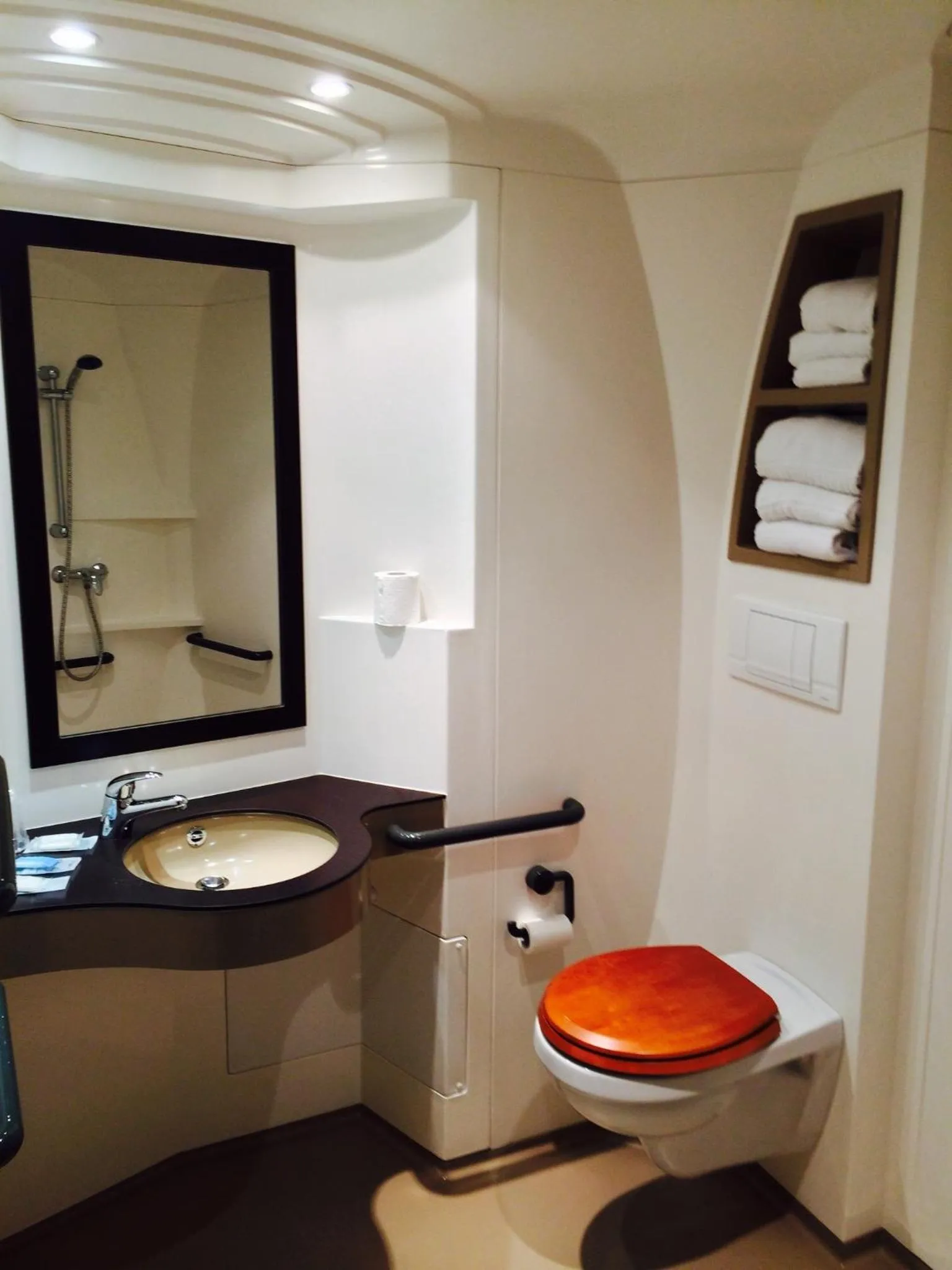 Toilet in Fasthotel Dunkerque