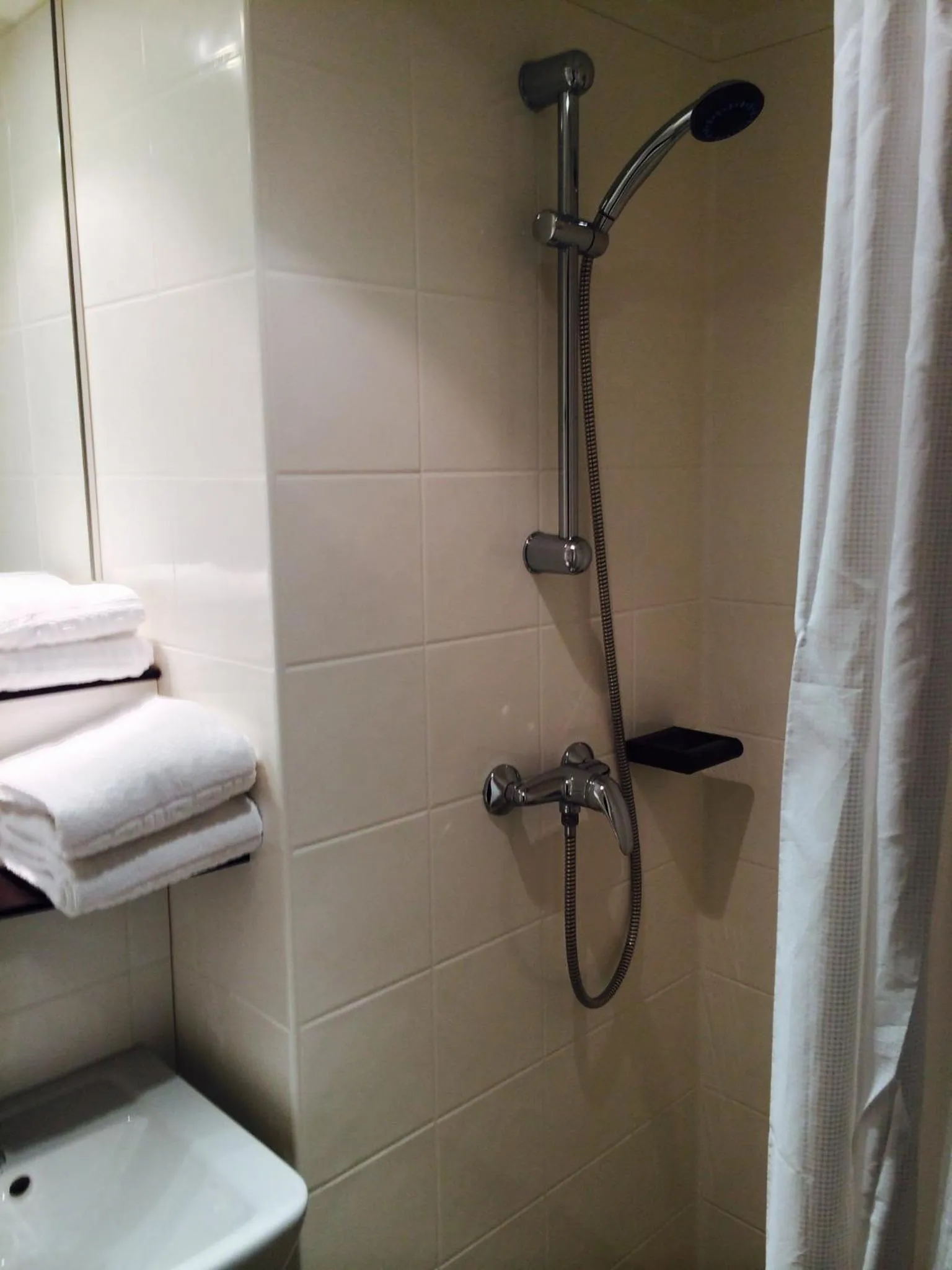 Shower in Fasthotel Dunkerque