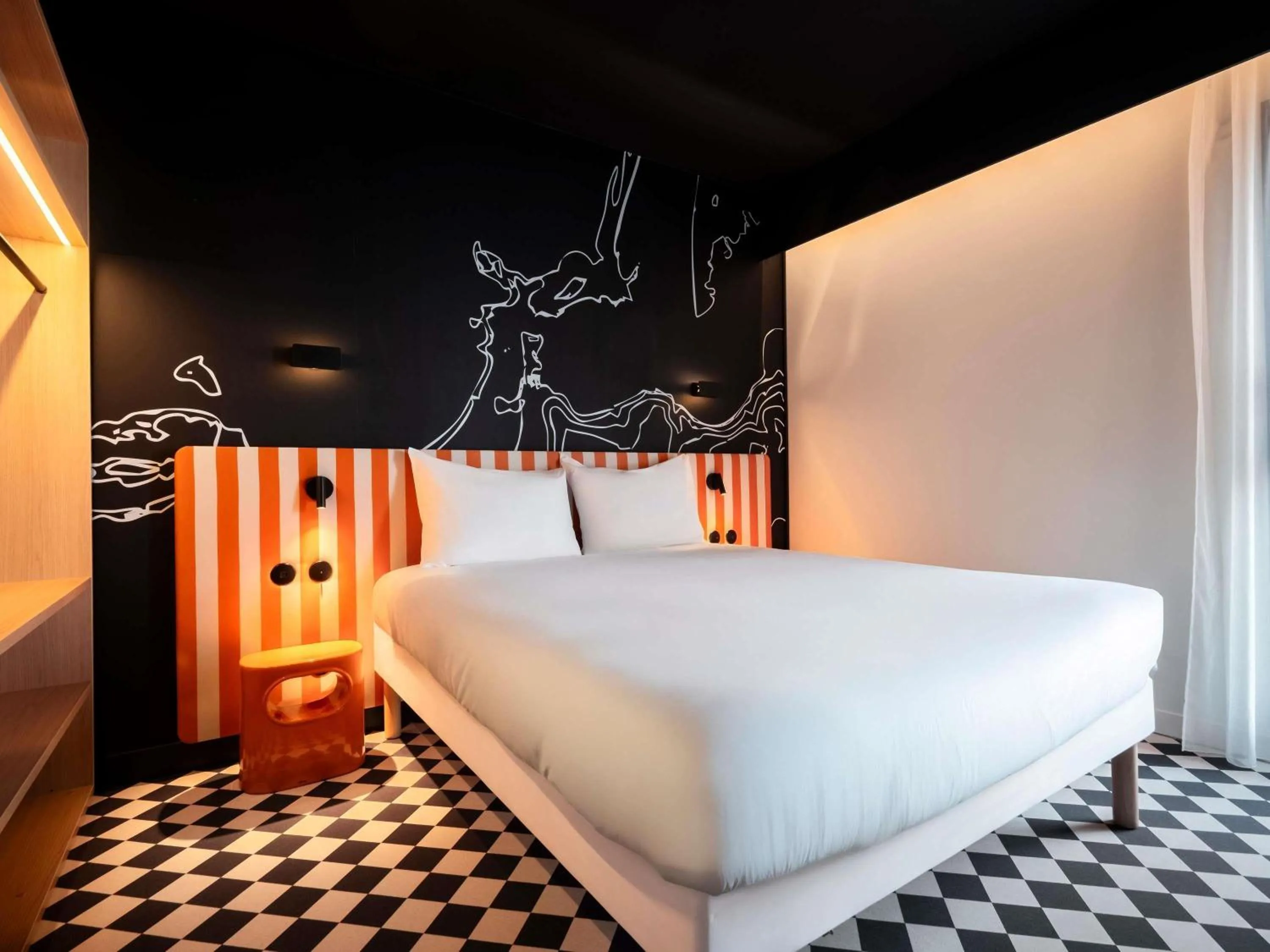 Bedroom, Bed in ibis Styles La Rochelle Centre les Minimes
