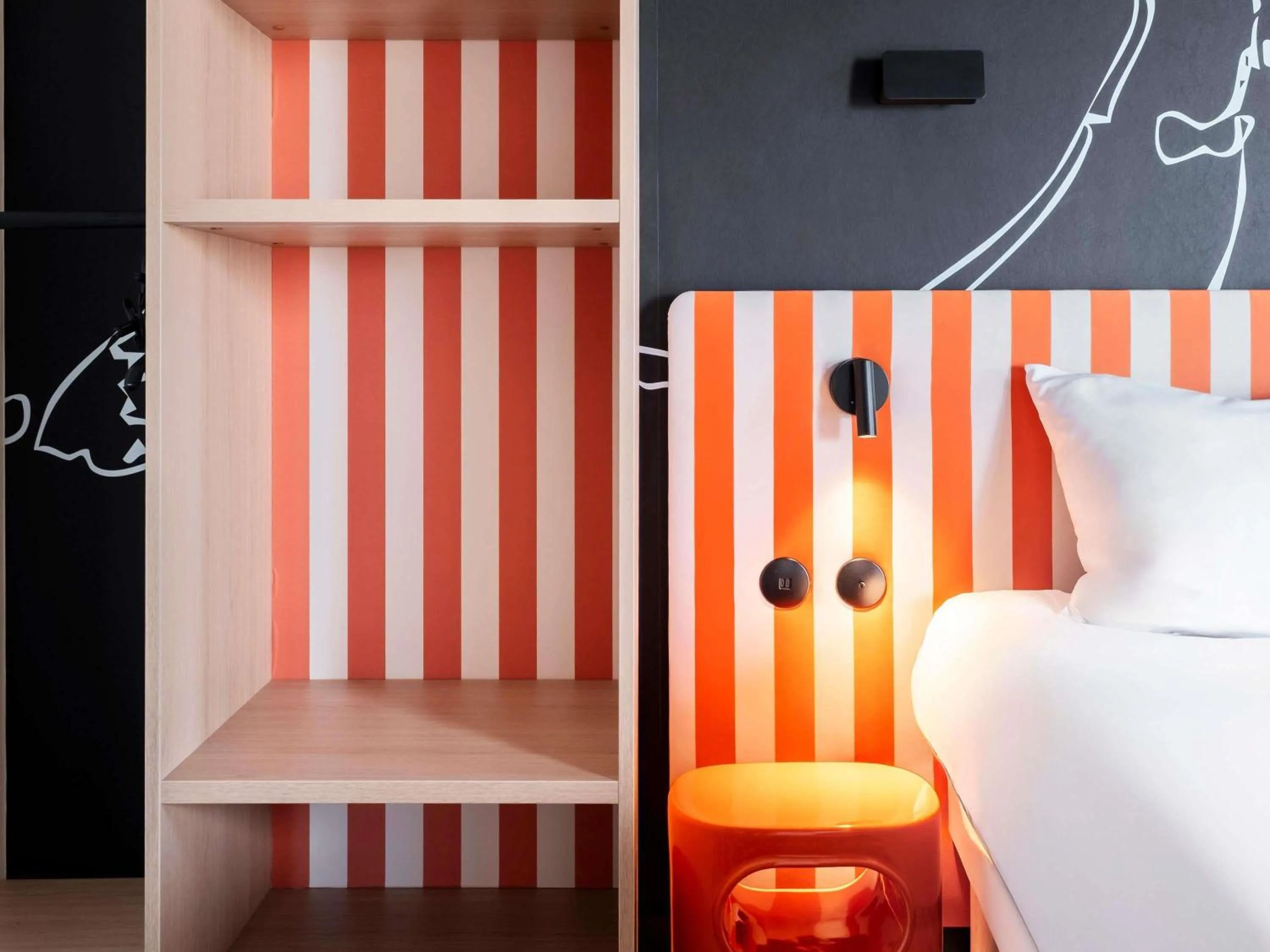 Bedroom, Bed in ibis Styles La Rochelle Centre les Minimes