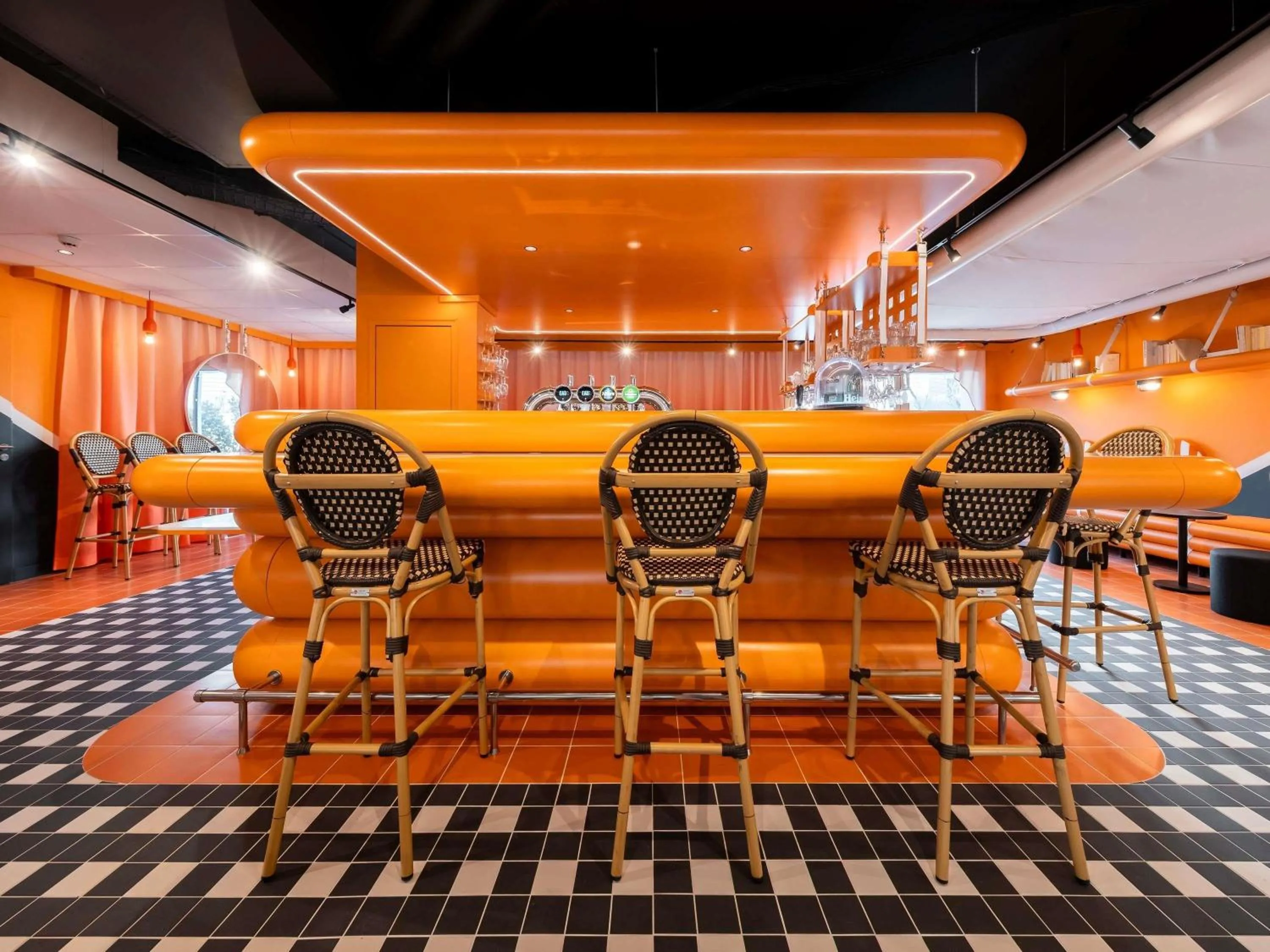 Lounge or bar in ibis Styles La Rochelle Centre les Minimes