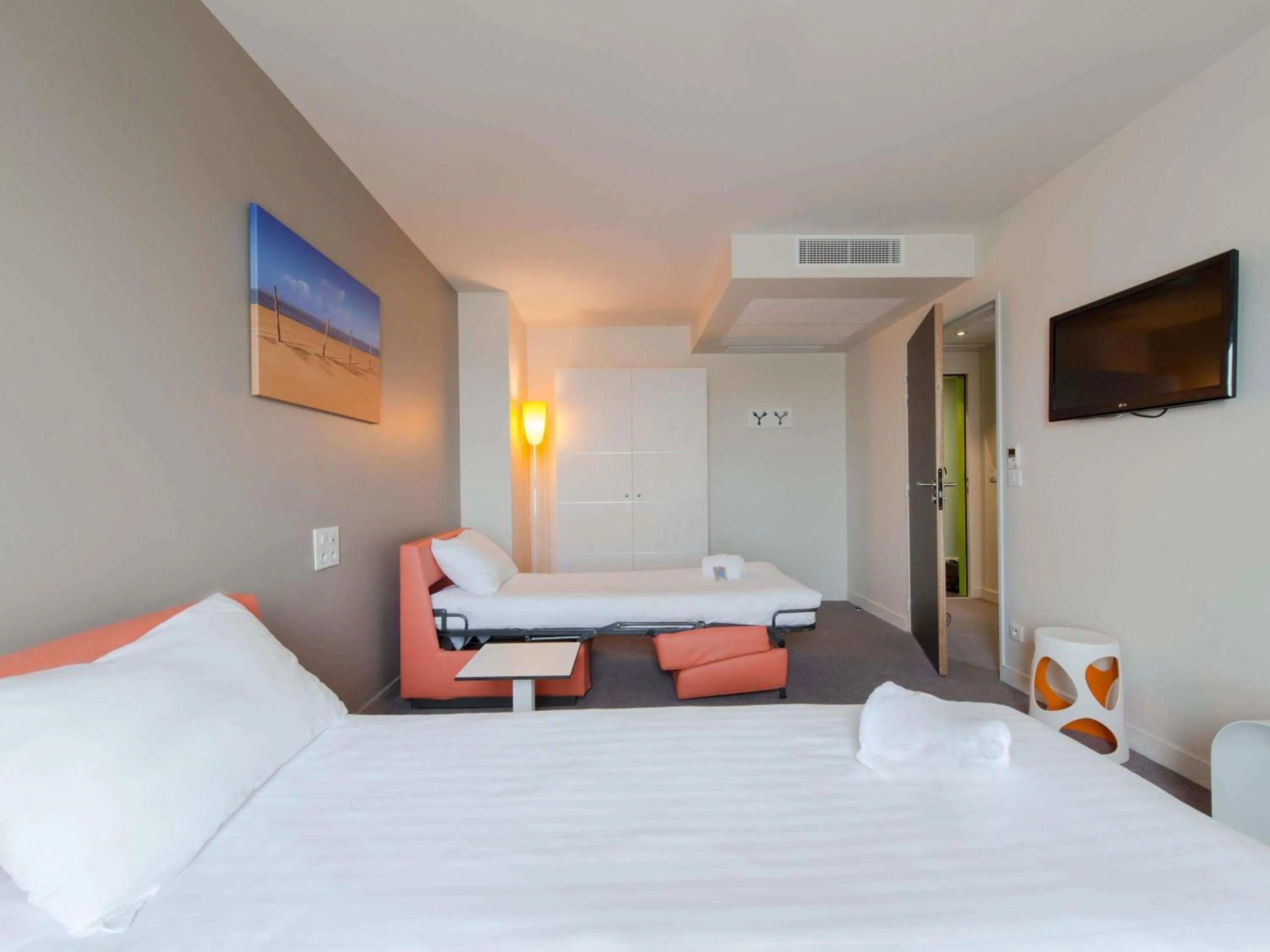 Property building, Bed in Hôtel Confort La Rochelle Centre les Minimes