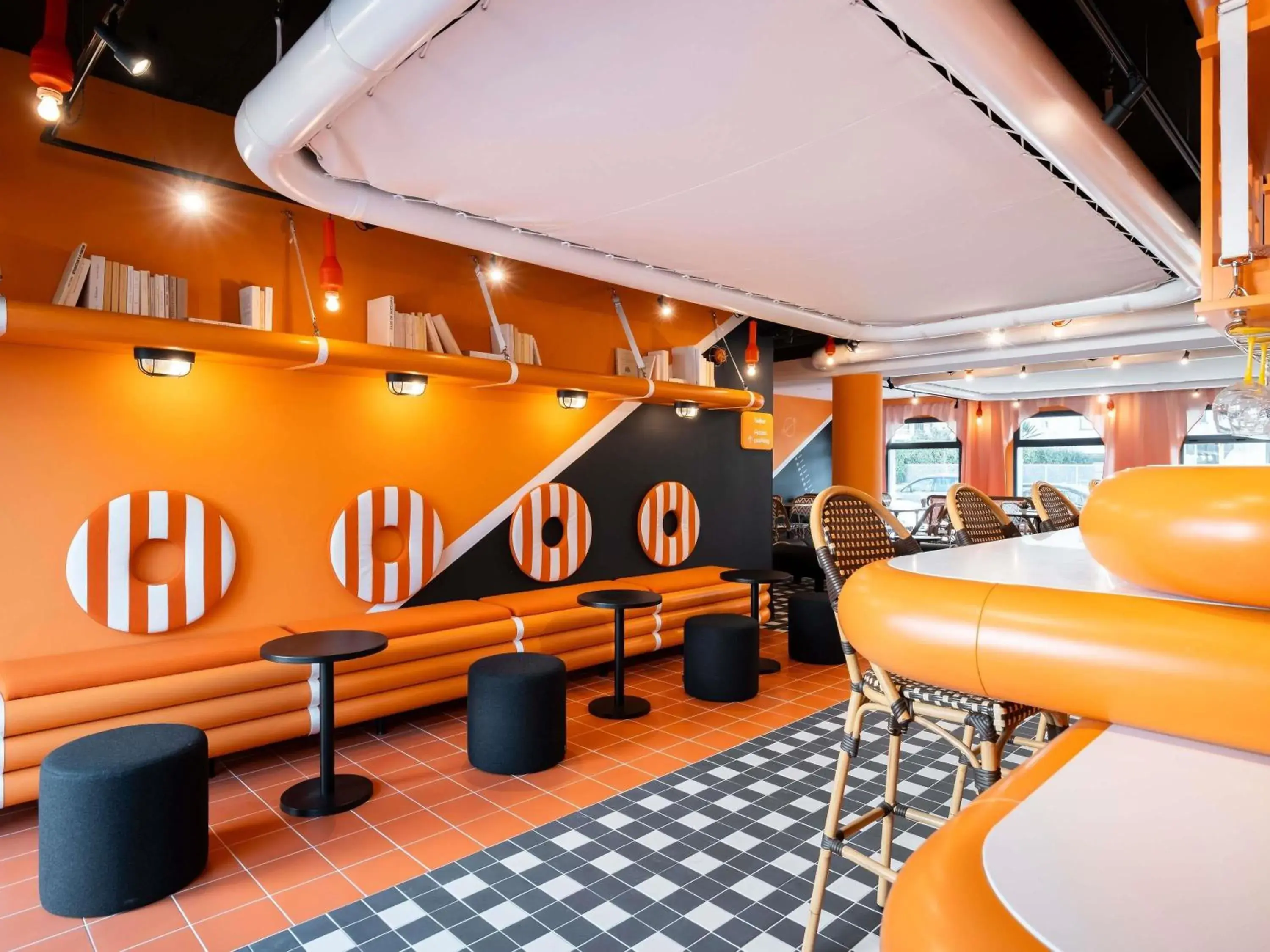 Lounge or bar in ibis Styles La Rochelle Centre les Minimes Lounge or bar in ibis Styles La Rochelle Centre les Minimes